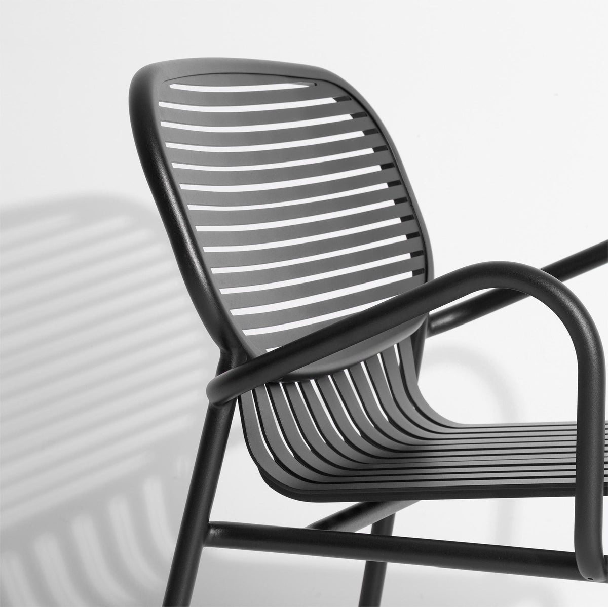 Week-End Garten Lounger in Black präsentiert im Onlineshop von KAQTU Design AG. Outdoor-Sessel mit Armlehnen ist von Petite Friture