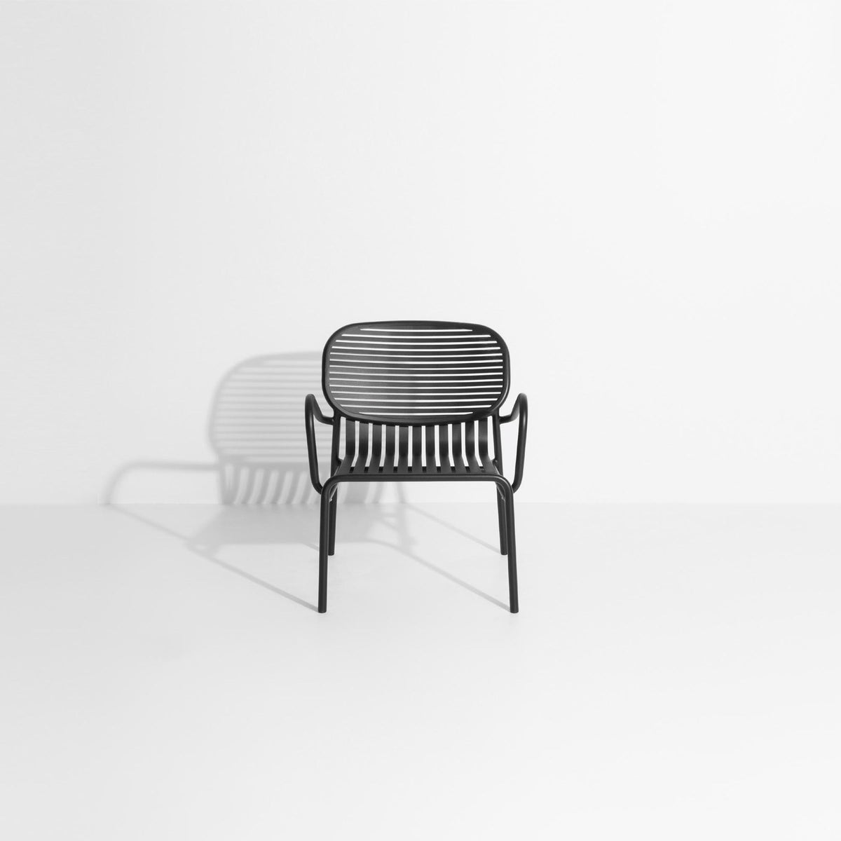 Week-End Garten Lounger in Black präsentiert im Onlineshop von KAQTU Design AG. Outdoor-Sessel mit Armlehnen ist von Petite Friture