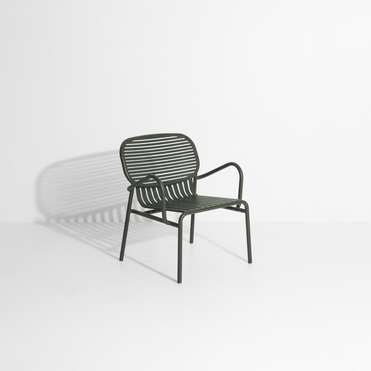 Week-End Garten Lounger in Green Glass präsentiert im Onlineshop von KAQTU Design AG. Outdoor-Sessel mit Armlehnen ist von Petite Friture