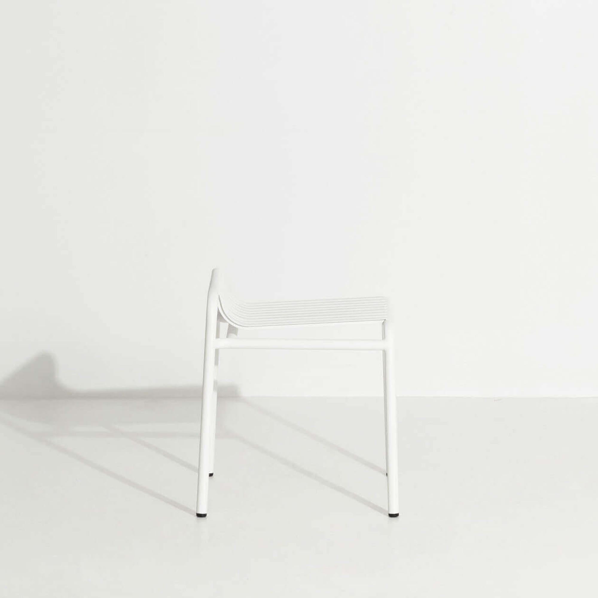 Stylischer Week-End Gartenhocker von Petite Friture: Ideal für entspannte Stunden im Freien, robust und farbenfroh.