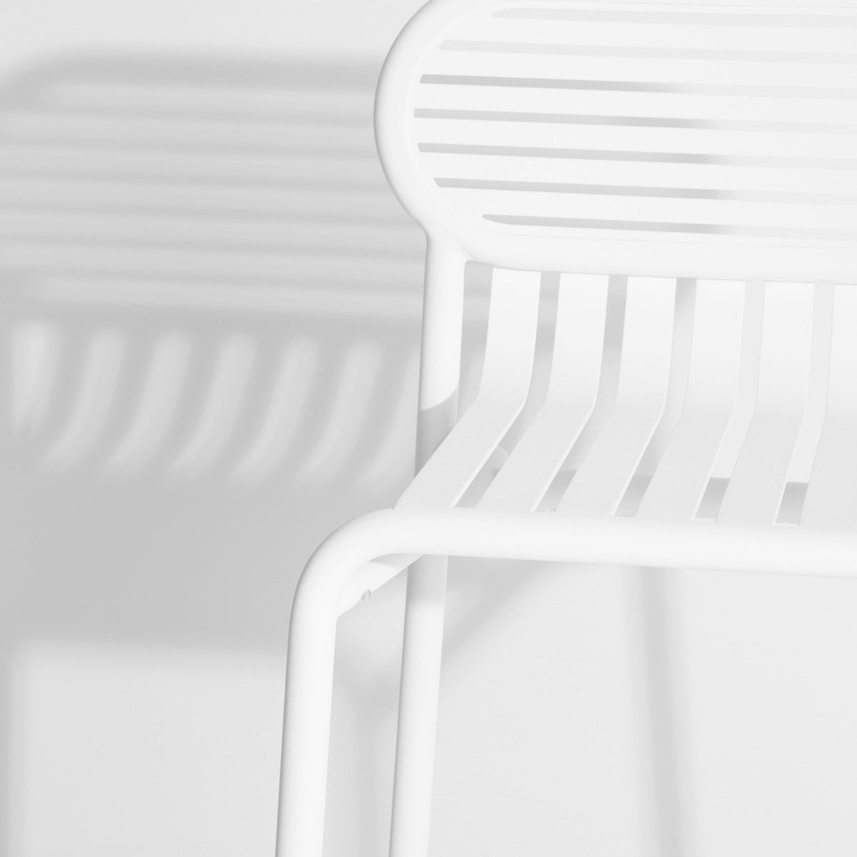 Week-End Gartenhocker in White präsentiert im Onlineshop von KAQTU Design AG. Hocker Outdoor ist von Petite Friture