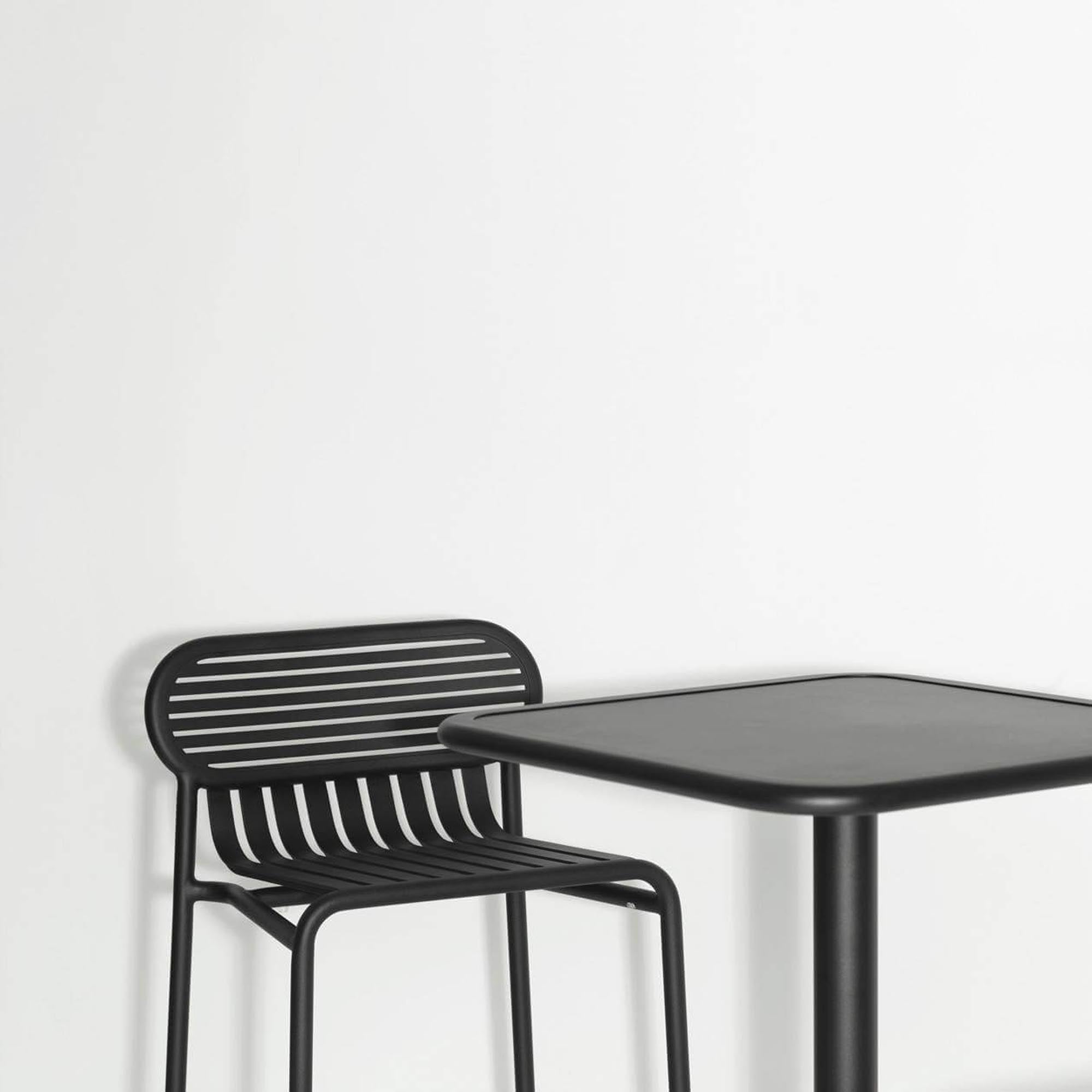 Entdecken Sie den Week-End Barhocker von Petite Friture – ein elegantes Design aus robustem, UV-resistentem Aluminium, erhältlich in 9 trendigen Farben für Ihren Außenbereich.