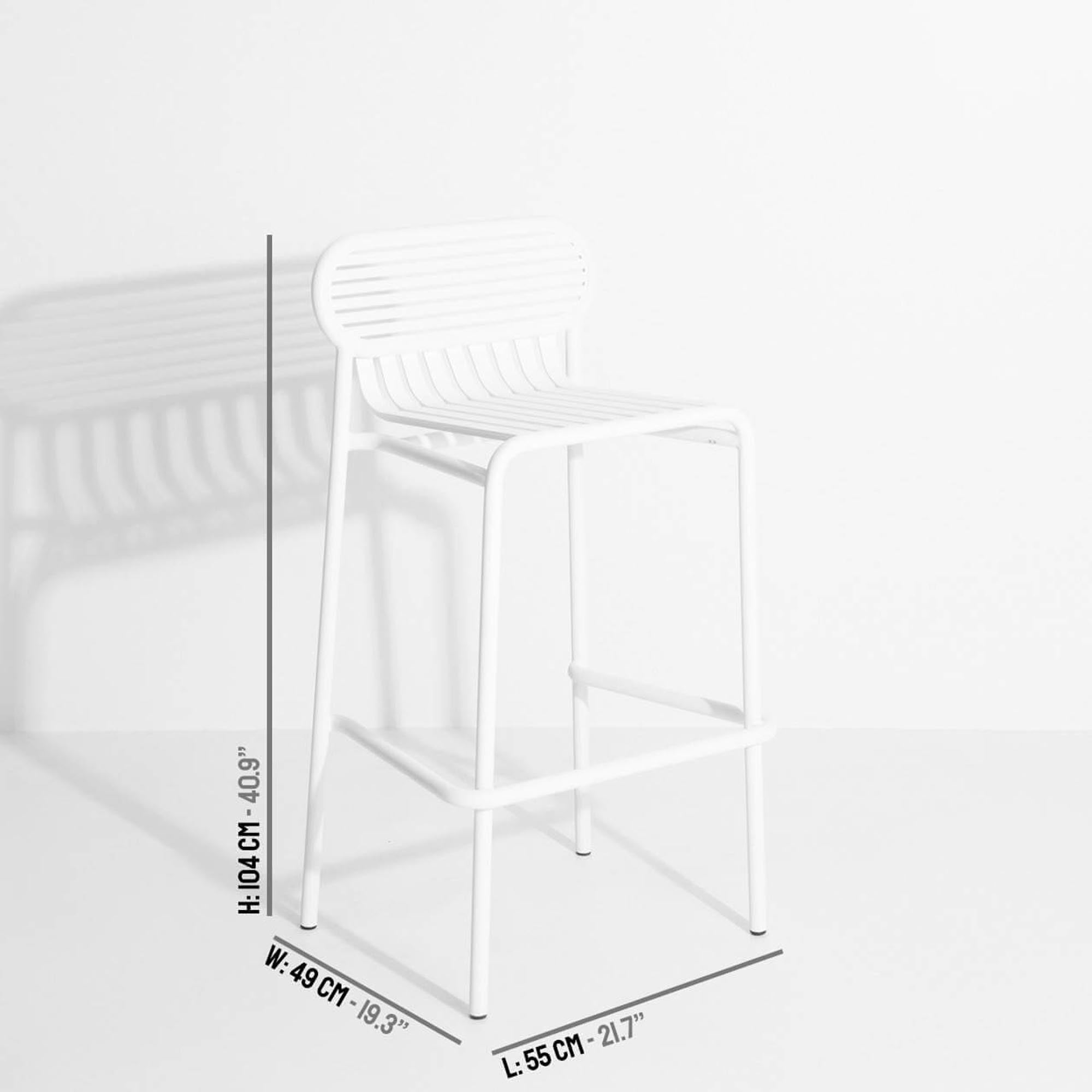 Entdecke den eleganten Week-End Barhocker von Petite Friture, ideal für stilvolle Outdoor-Bereiche. Robustes Design in 9 Farben.