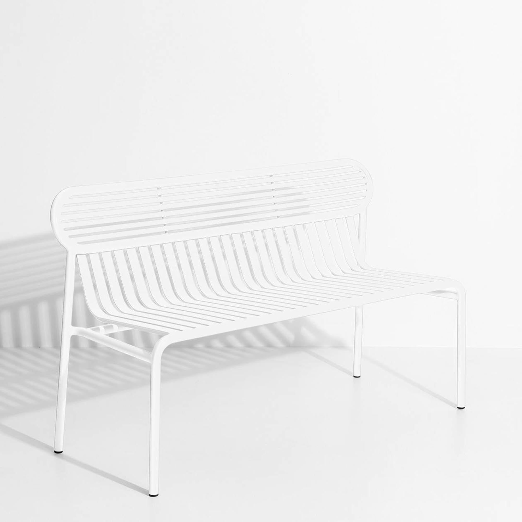 Entdecke die stilvolle Week-End Gartenbank von Petite Friture, gefertigt aus robustem Aluminium und in 9 attraktiven Farben erhältlich.