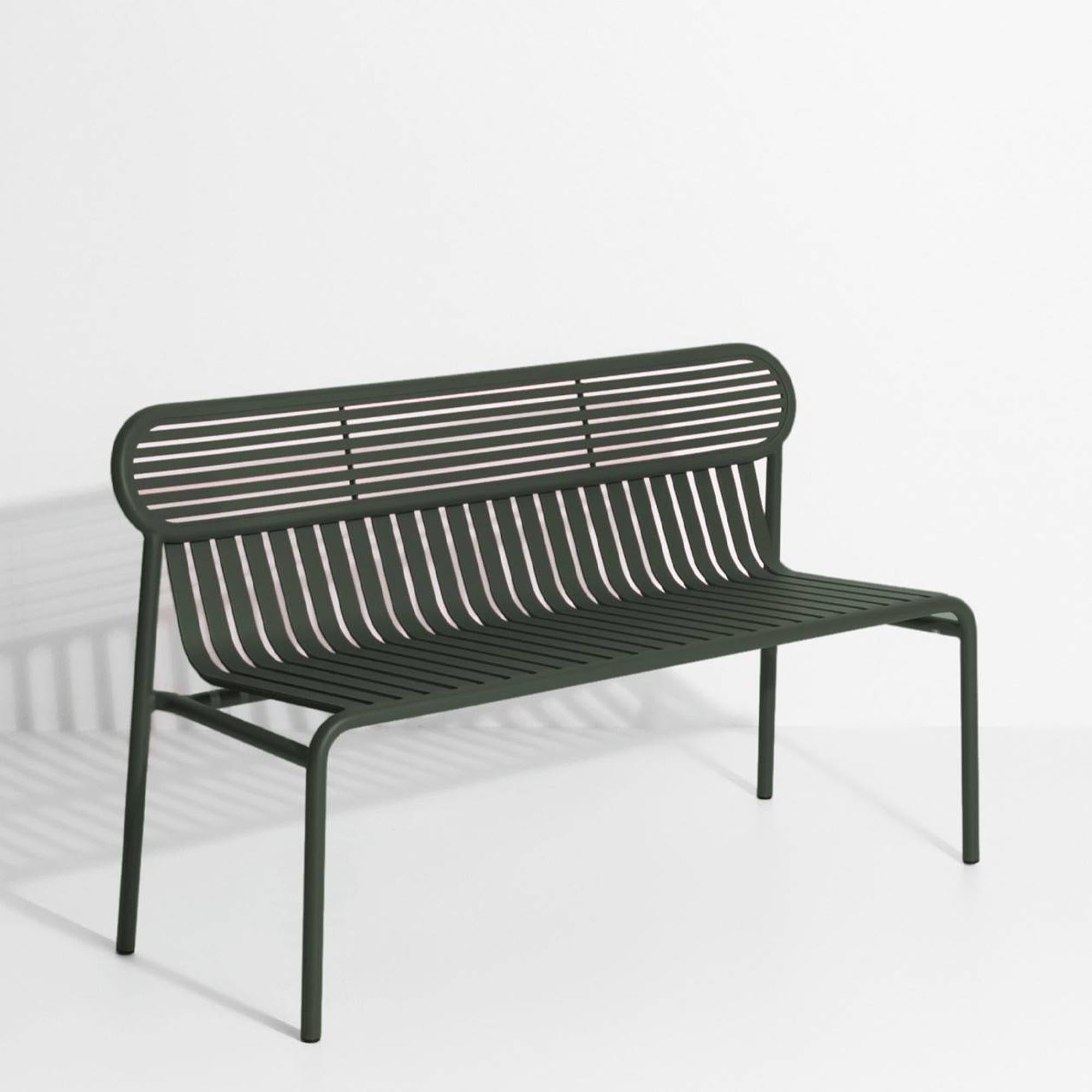 Entdecken Sie die stilvolle Week-End Gartenbank von Petite Friture, erhältlich in 9 frischen Farben für jeden Außenbereich.