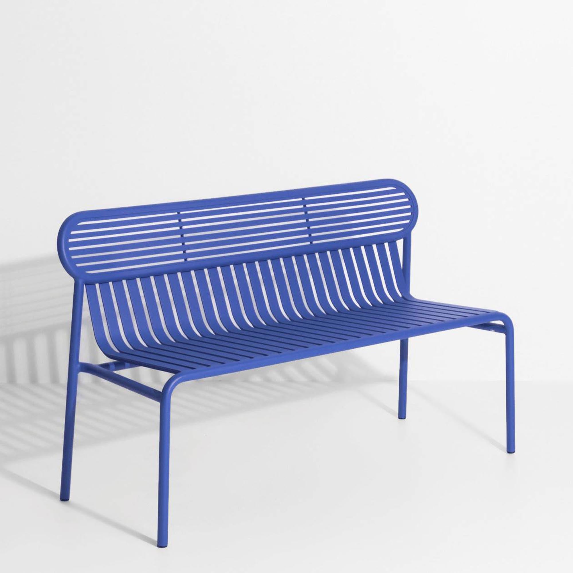 Entdecken Sie die stilvolle Week-End Gartenbank von Petite Friture, erhältlich in 9 attraktiven Farben für jeden Garten.