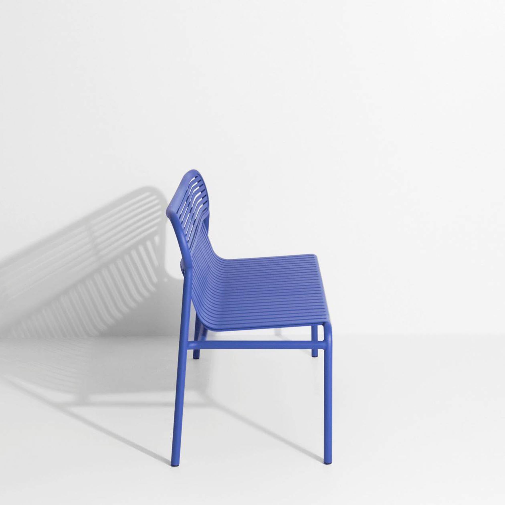 Genießen Sie entspannte Stunden im Freien mit der eleganten Week-End Gartenbank von Petite Friture, die in 9 modernen Farben erhältlich ist.