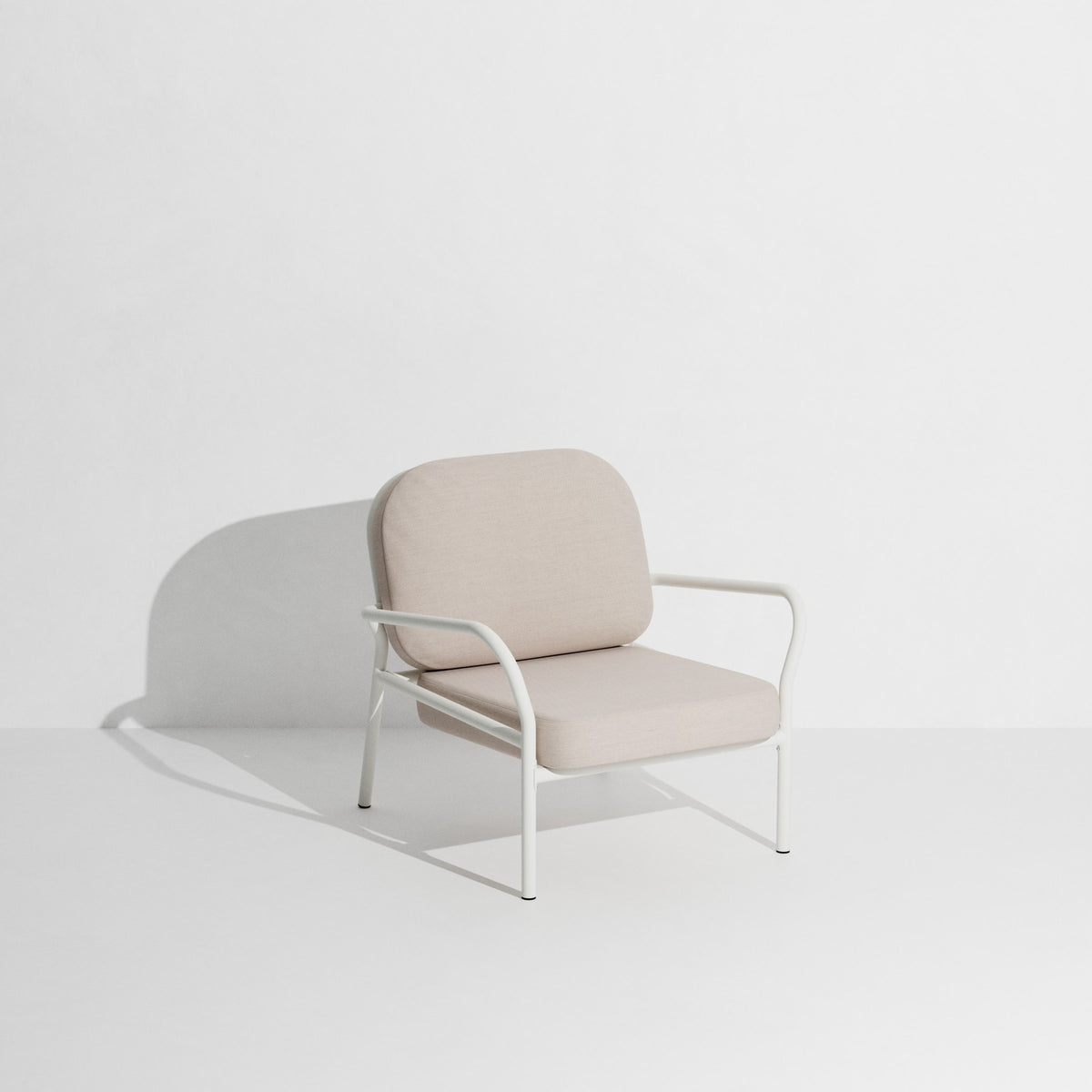 Week-End Gartenbank mit Armlehne in White präsentiert im Onlineshop von KAQTU Design AG. Gartenbank ist von Petite Friture