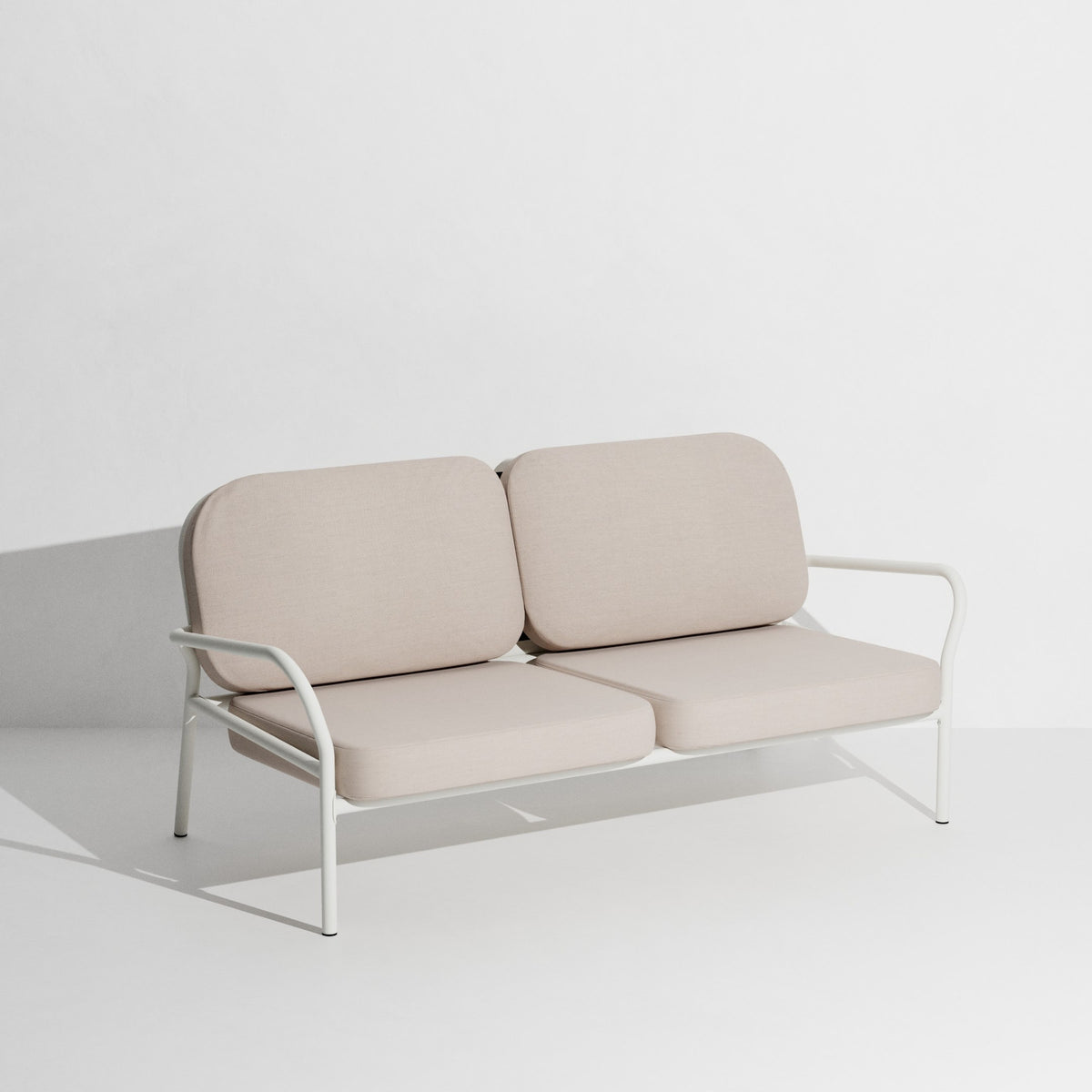 Week-End Gartenbank mit Armlehne in White präsentiert im Onlineshop von KAQTU Design AG. Gartenbank ist von Petite Friture