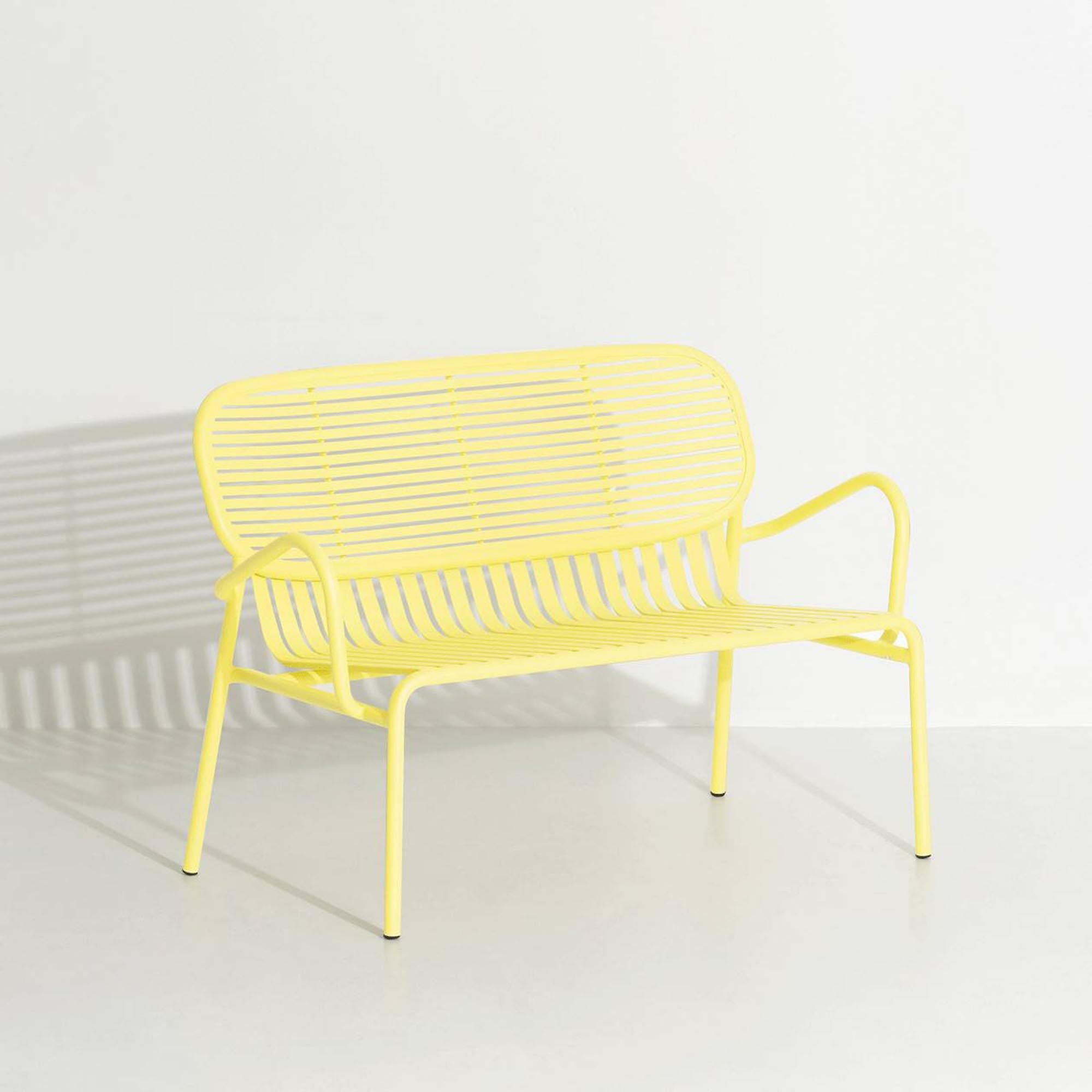Entspanne stilvoll auf der Week-End Gartenbank mit Armlehnen von Petite Friture. Ideal für deinen Außenbereich, robust und farbenfroh.