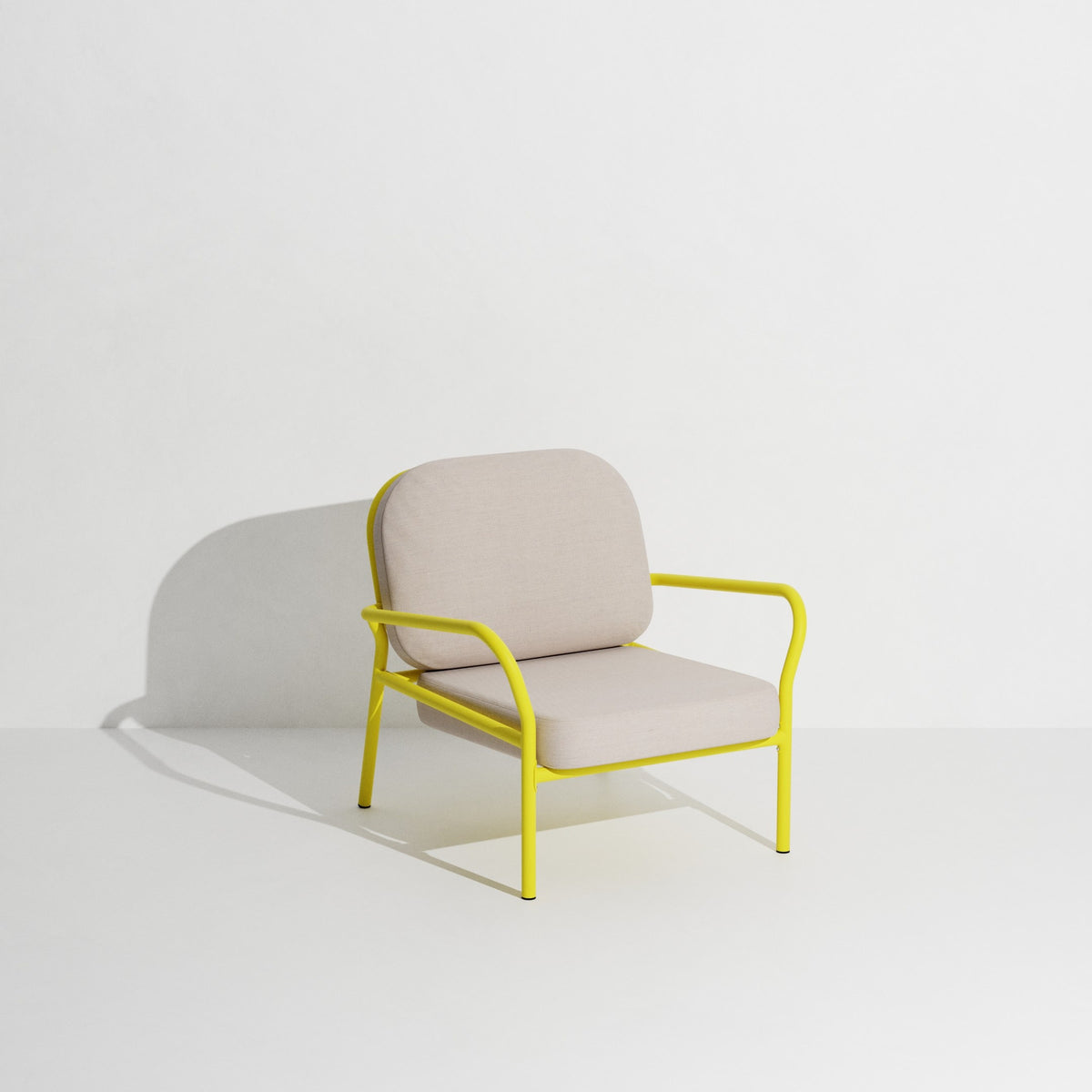 Week-End Gartenbank mit Armlehne in Yellow präsentiert im Onlineshop von KAQTU Design AG. Gartenbank ist von Petite Friture