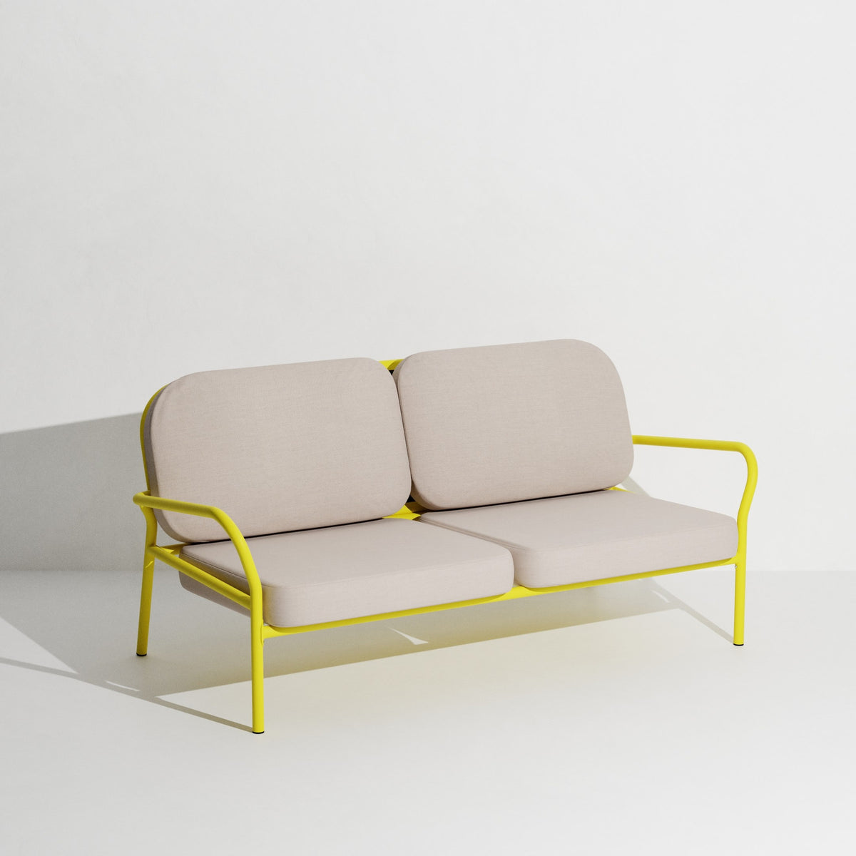 Week-End Gartenbank mit Armlehne in Yellow präsentiert im Onlineshop von KAQTU Design AG. Gartenbank ist von Petite Friture