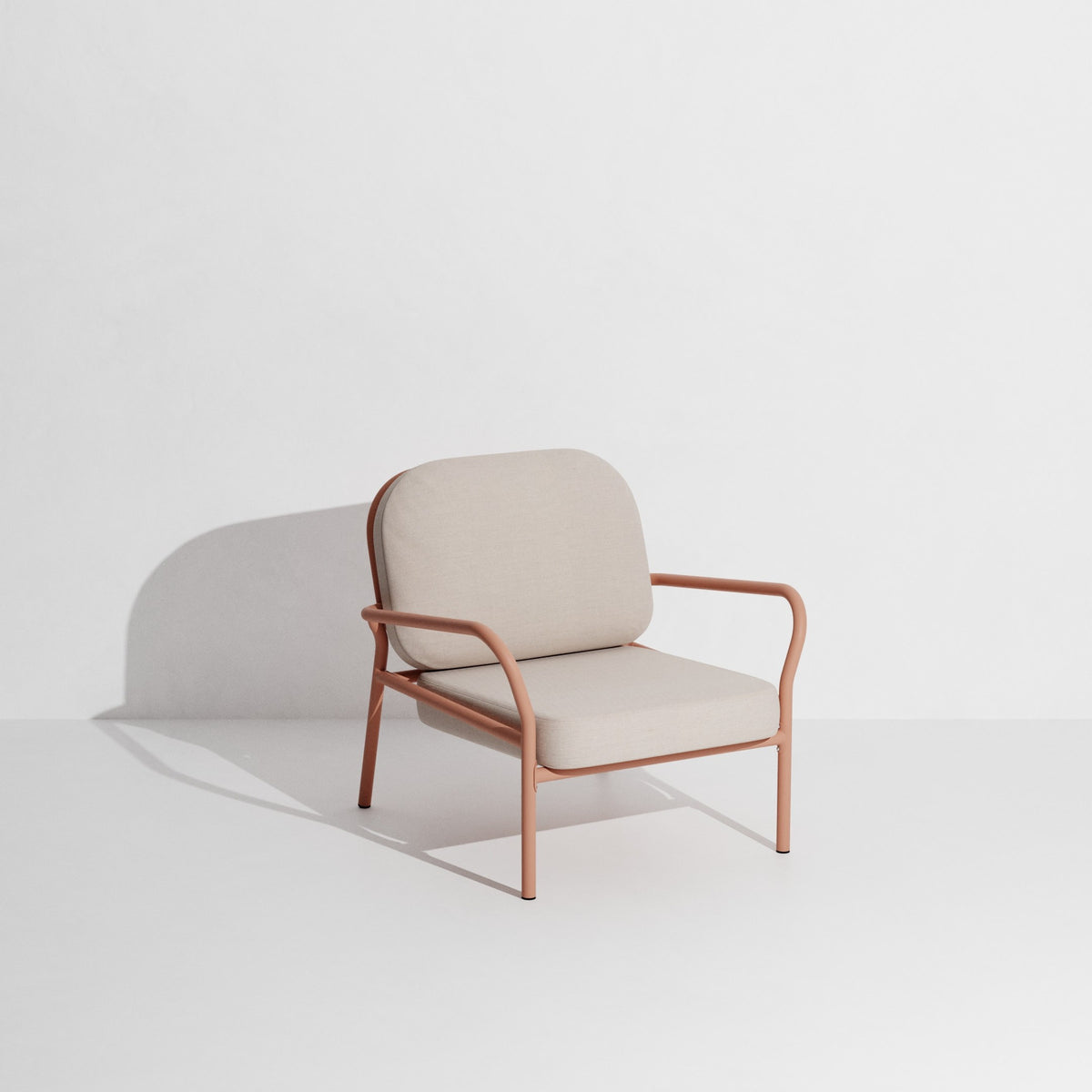 Week-End Gartenbank mit Armlehne in Blush präsentiert im Onlineshop von KAQTU Design AG. Gartenbank ist von Petite Friture