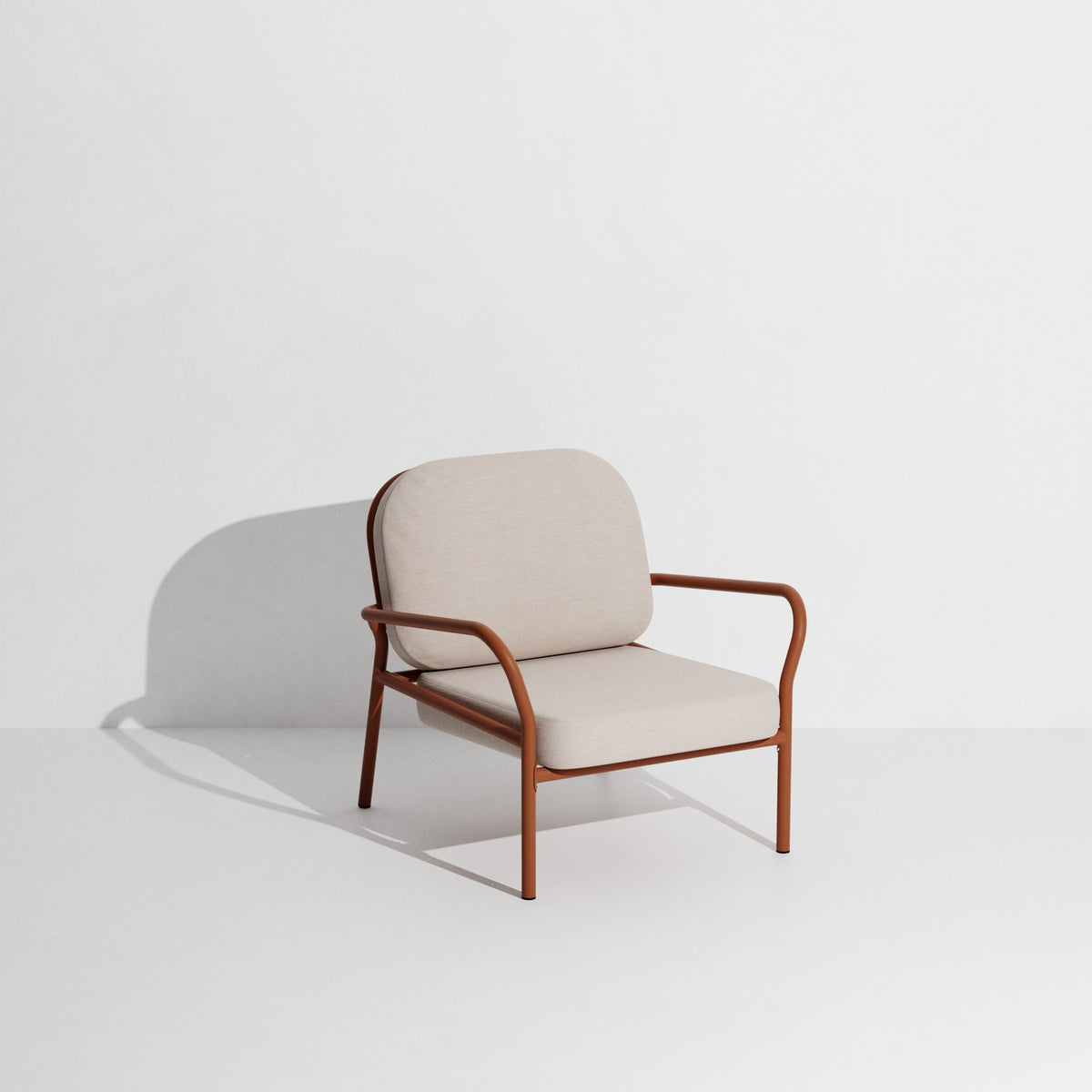 Week-End Gartenbank mit Armlehne in Terracotta präsentiert im Onlineshop von KAQTU Design AG. Gartenbank ist von Petite Friture