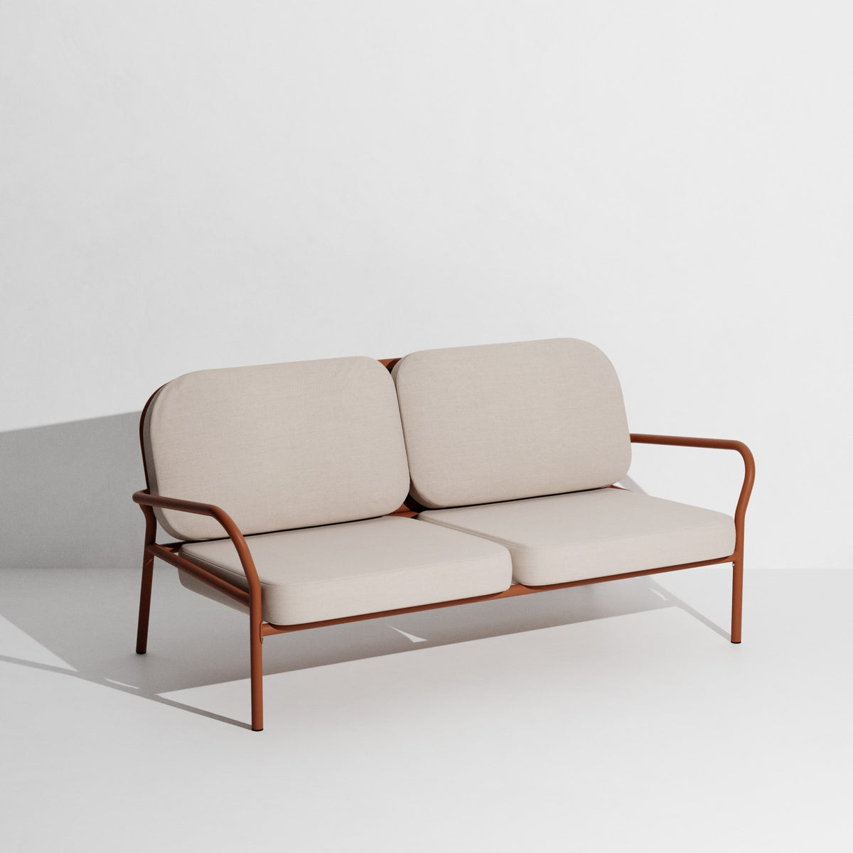 Week-End Gartenbank mit Armlehne in Terracotta präsentiert im Onlineshop von KAQTU Design AG. Gartenbank ist von Petite Friture