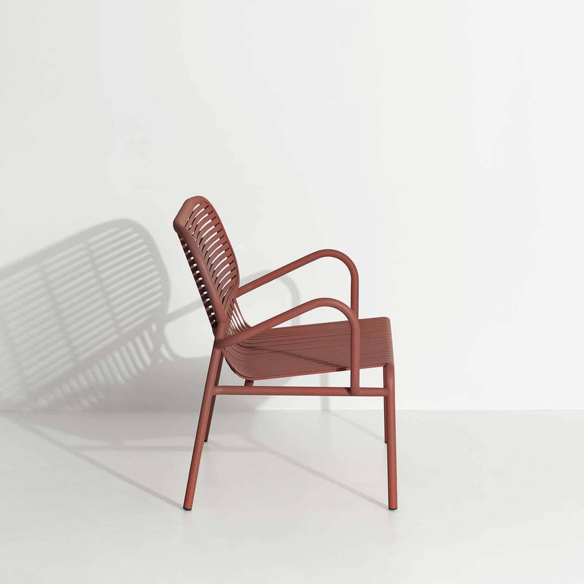 Stilvolle Week-End Gartenbank mit Armlehnen aus robustem Aluminium. Ideal für entspannte Stunden im Freien, erhältlich in 9 Farben.