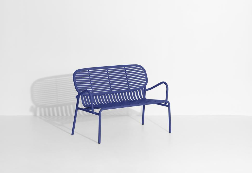 Week-End Gartenbank mit Armlehne in Blue präsentiert im Onlineshop von KAQTU Design AG. Gartenbank ist von Petite Friture