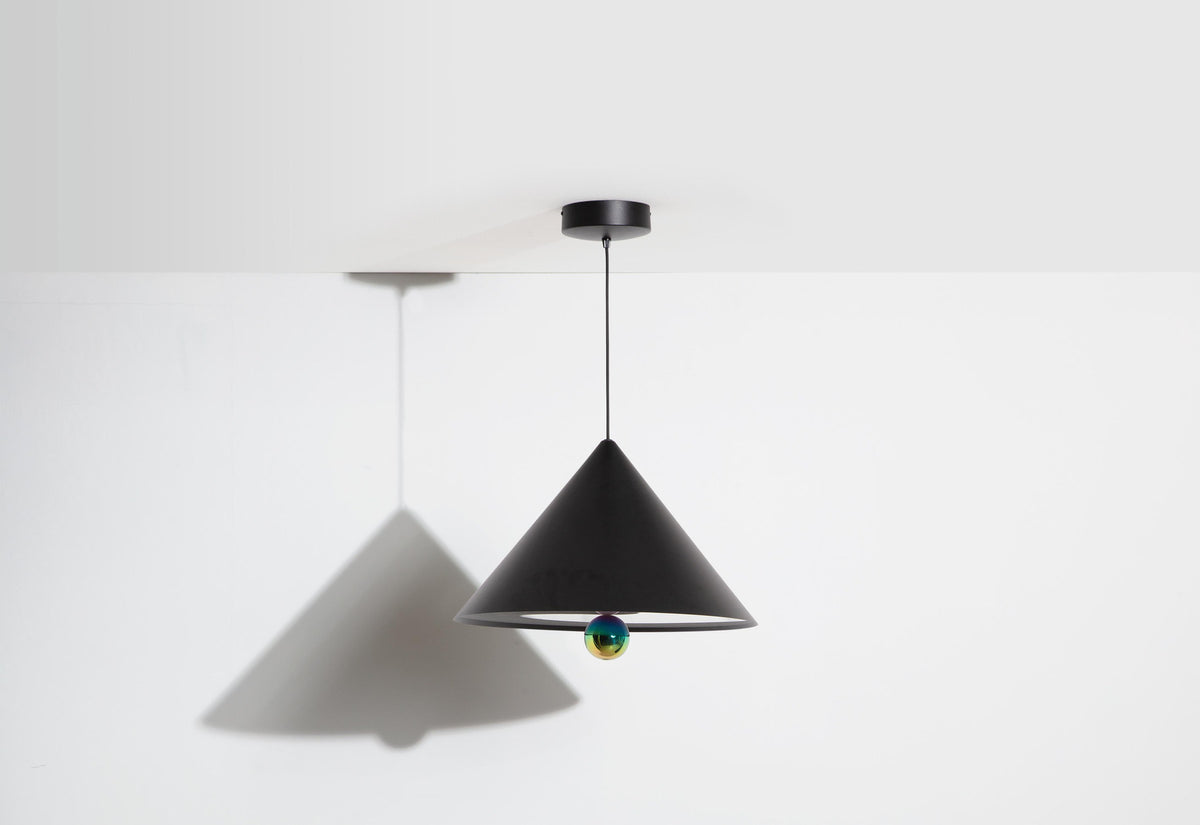 Cherry Pendelleuchte Large in Black präsentiert im Onlineshop von KAQTU Design AG. Pendelleuchte ist von Petite Friture