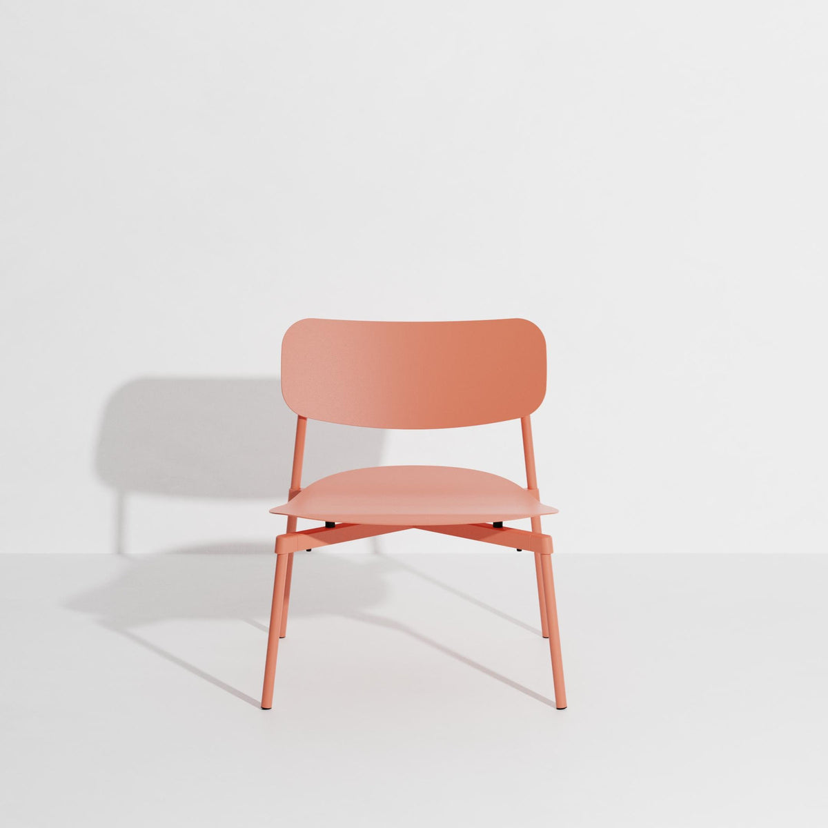 Fromme Lounge chair in Coral präsentiert im Onlineshop von KAQTU Design AG. Sessel mit Armlehnen ist von Petite Friture