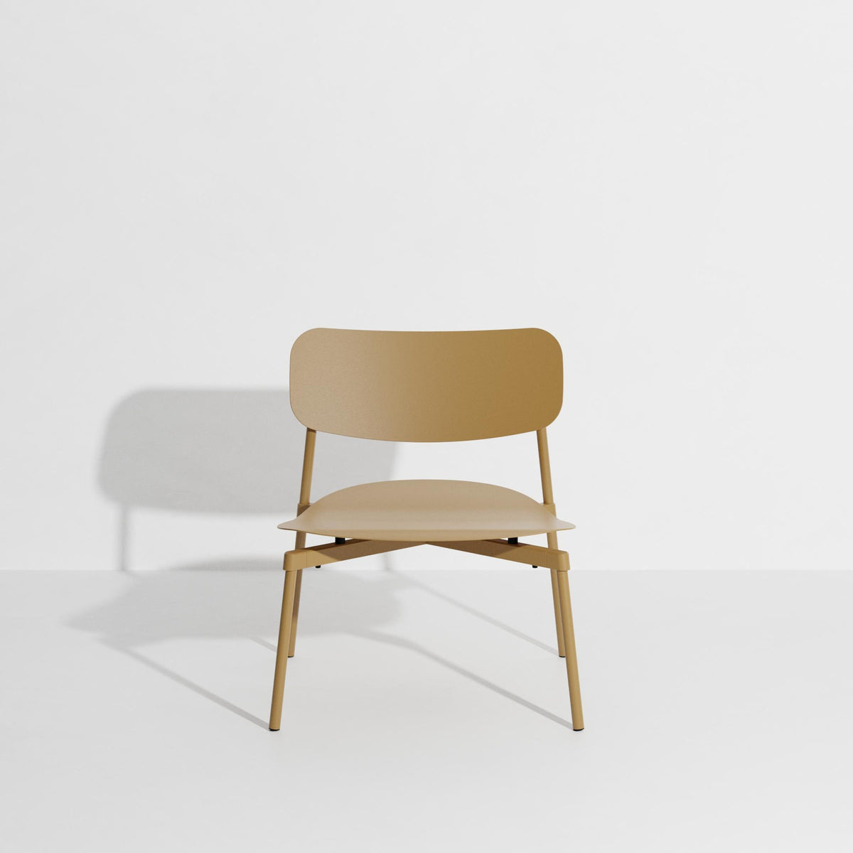 Fromme Lounge chair in Gold präsentiert im Onlineshop von KAQTU Design AG. Sessel mit Armlehnen ist von Petite Friture