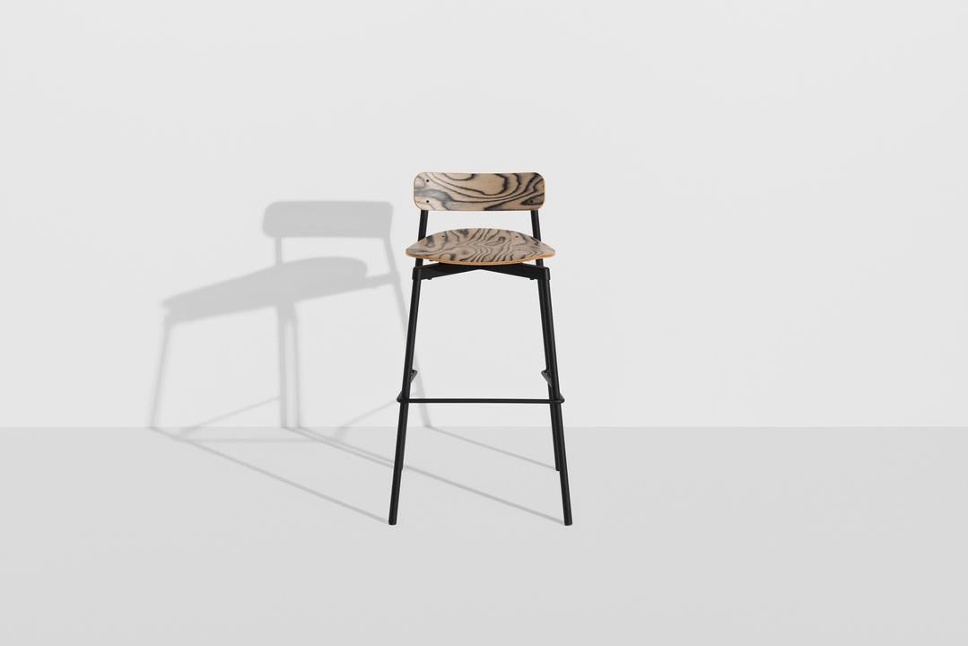 Fromme Wood Barstuhl in Black with Alpi präsentiert im Onlineshop von KAQTU Design AG. Barhocker ist von Petite Friture