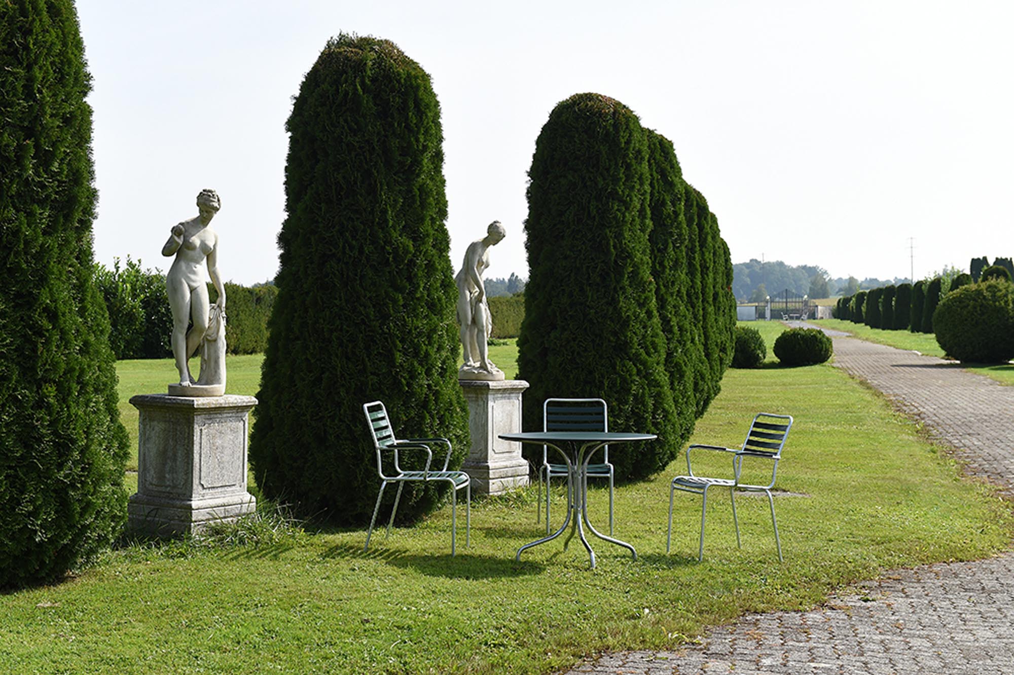 Lättli-Barstuhl Säntis: Stilvoller und stabiler Barstuhl mit Kufen, perfekt für Ihren Garten oder Balkon. Genießen Sie die Leichtigkeit und Robustheit!