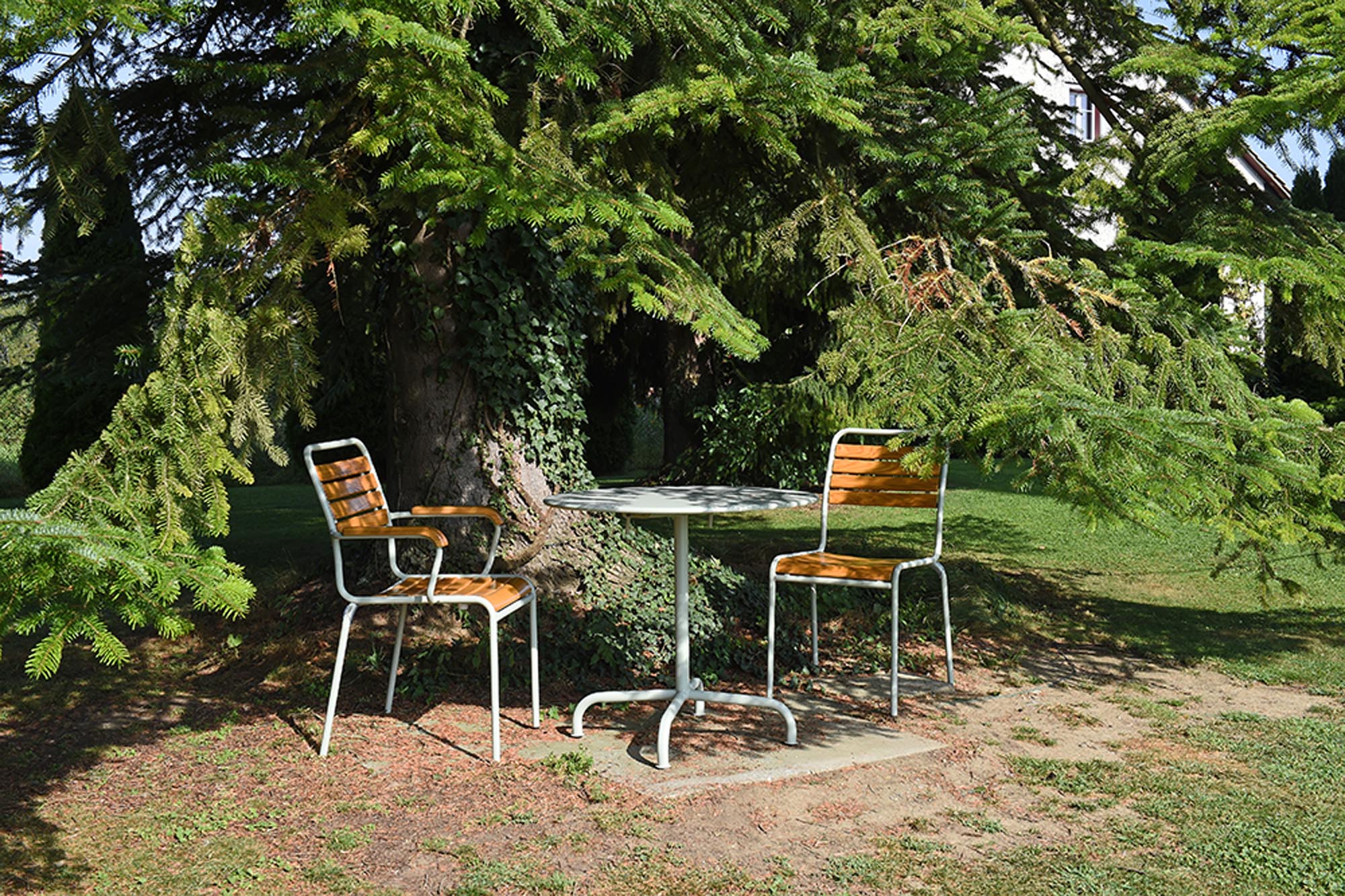 Hochwertiger Schweizer Rigi Gartentisch ø80, klappbar, wetterfest, langlebig, stilvolles Design, ideal für Garten, Terrasse oder Balkon.