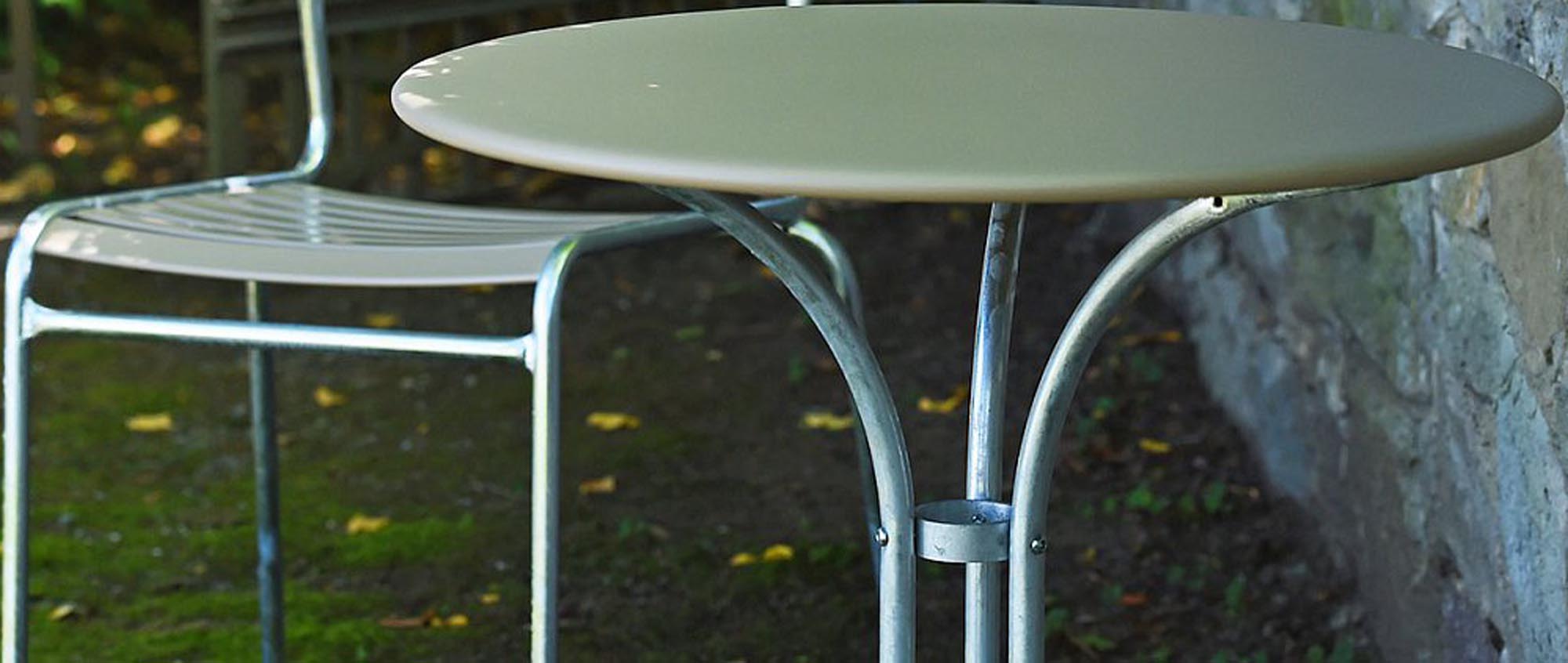 Stilvoller Schaffner Metalltisch St. Moritz ø 60 für Balkonträume.