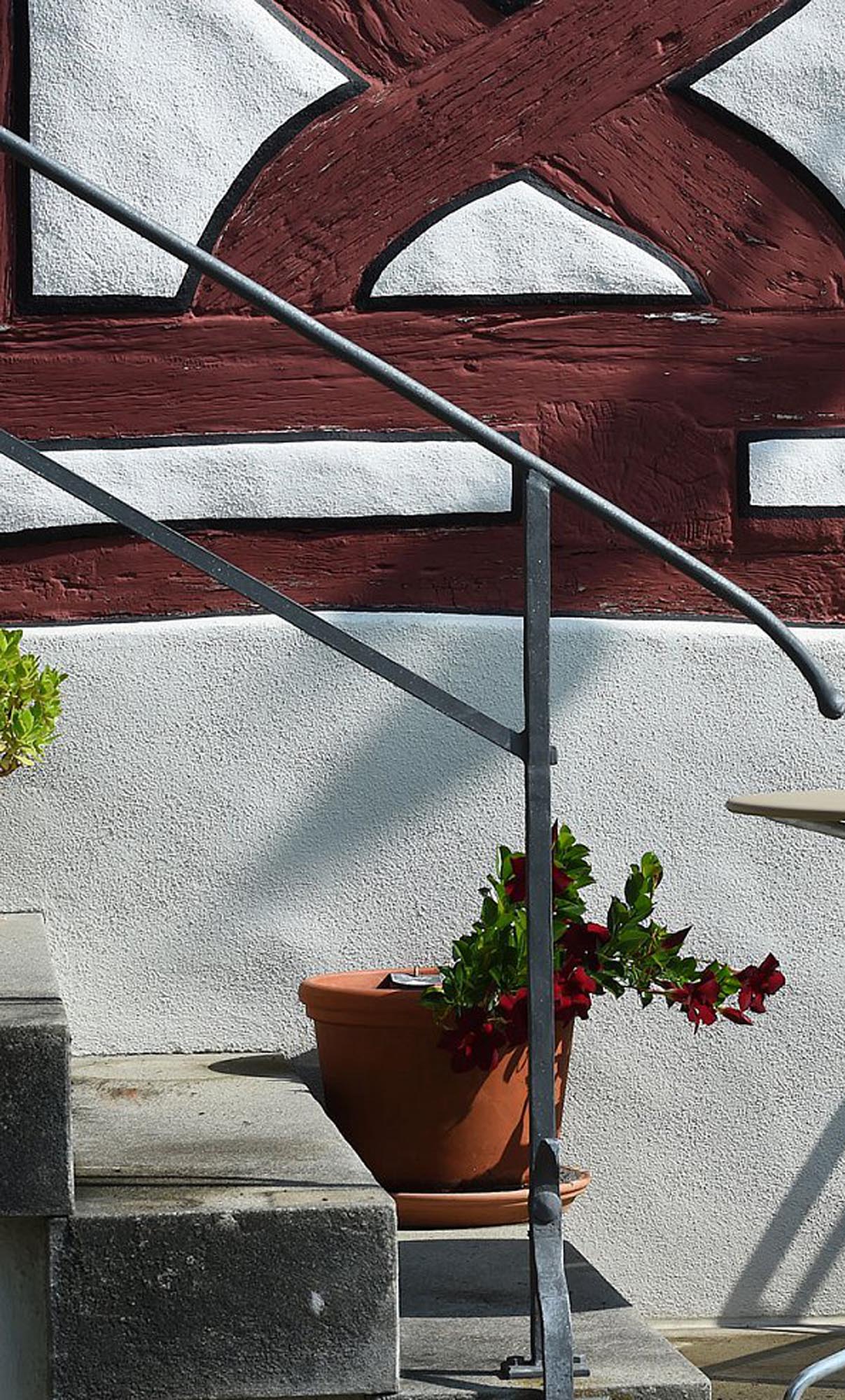 Eleganter runder Gartentisch ø60 cm aus wetterfestem Metall, ideal für kleine Gärten, Balkone und Gastronomie – langlebige Schweizer Qualität.