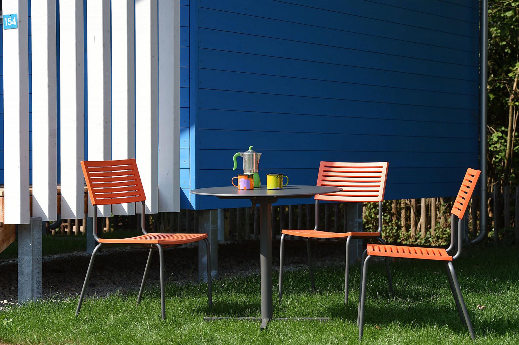 Eleganter klappbarer Gartentisch aus Glasfaser mit einem Durchmesser von 100 cm, ideal für entspannte Stunden im Freien, robust und stilvoll.