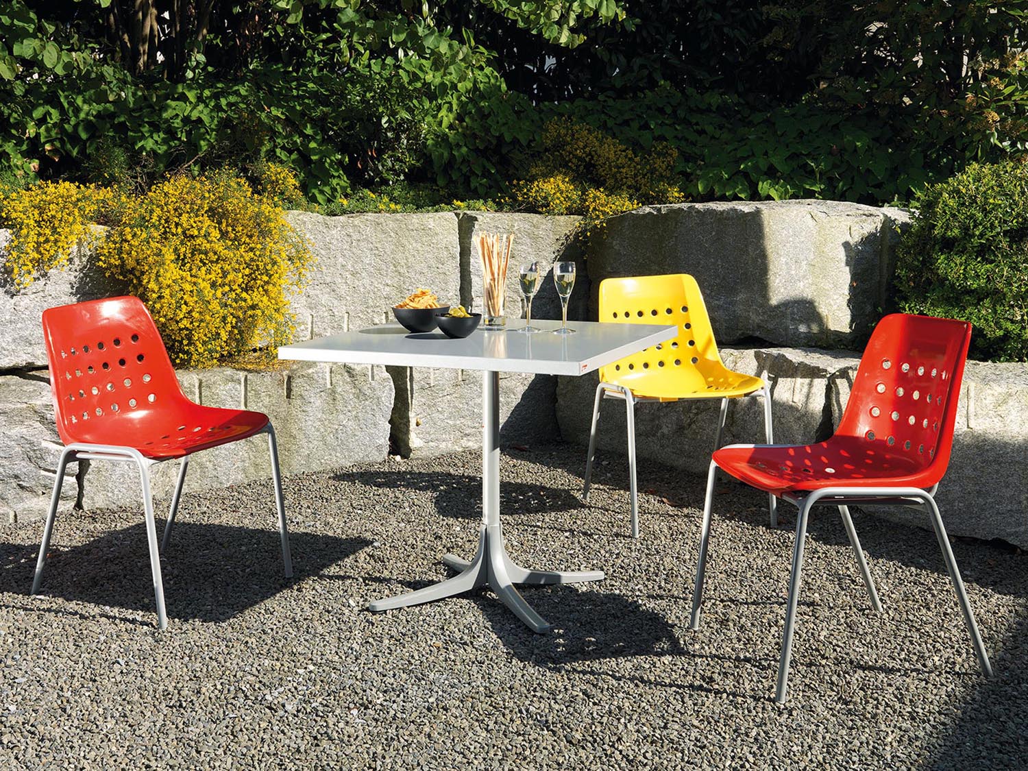 Entdecke den Metalltisch Arbon 80 x 80 von Schaffner: Leicht, langlebig und flexibel. Ideal für jeden Raum mit optimaler Beinfreiheit und verschiedenen Designs.