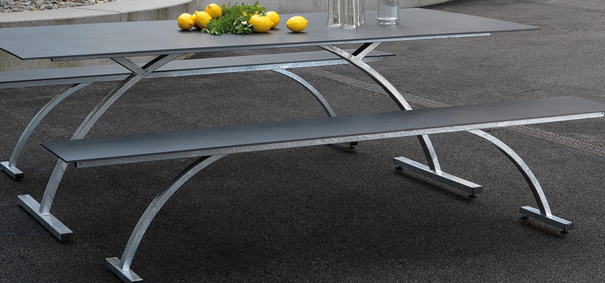 Moderner Gartentisch Bernardino von Schaffner, 2,20 m lang, aus hochwertigem Fiberglas, pflegeleicht und stilvoll für unvergessliche Momente im Freien.