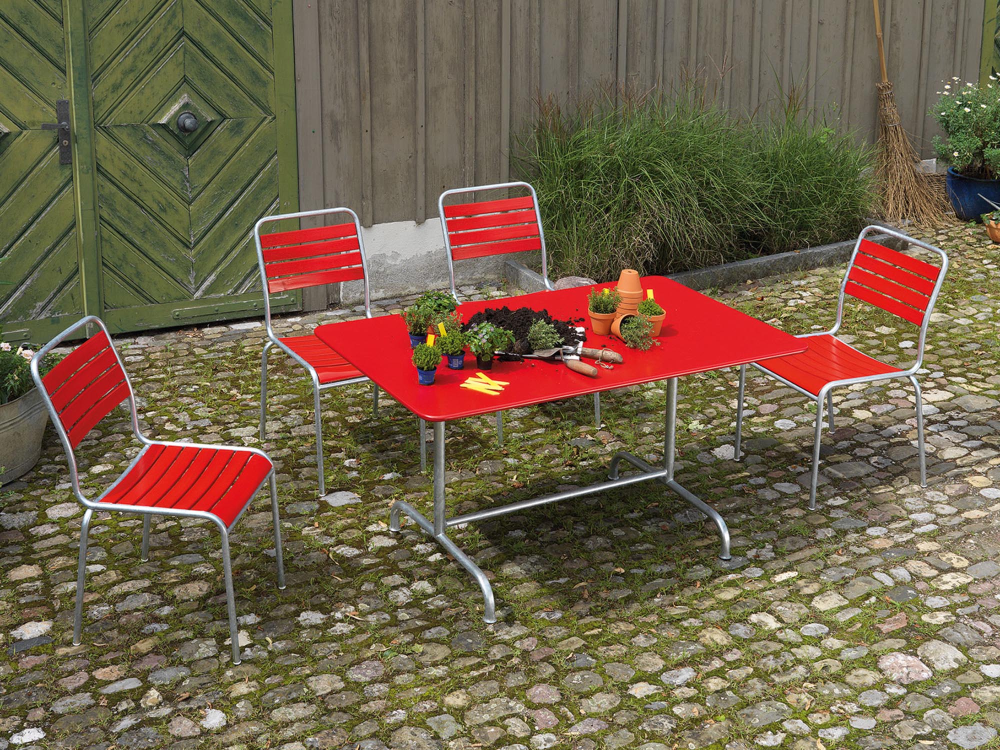 Rigi Metall-Gartentisch 240x80 klappbar in Rot präsentiert im Onlineshop von KAQTU Design AG. Gartentisch ist von Schaffner