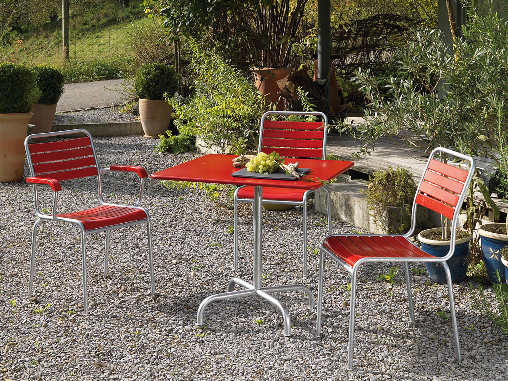 Rigi Metall-Gartentisch 70x70 klappbar in Rot präsentiert im Onlineshop von KAQTU Design AG. Gartentisch ist von Schaffner