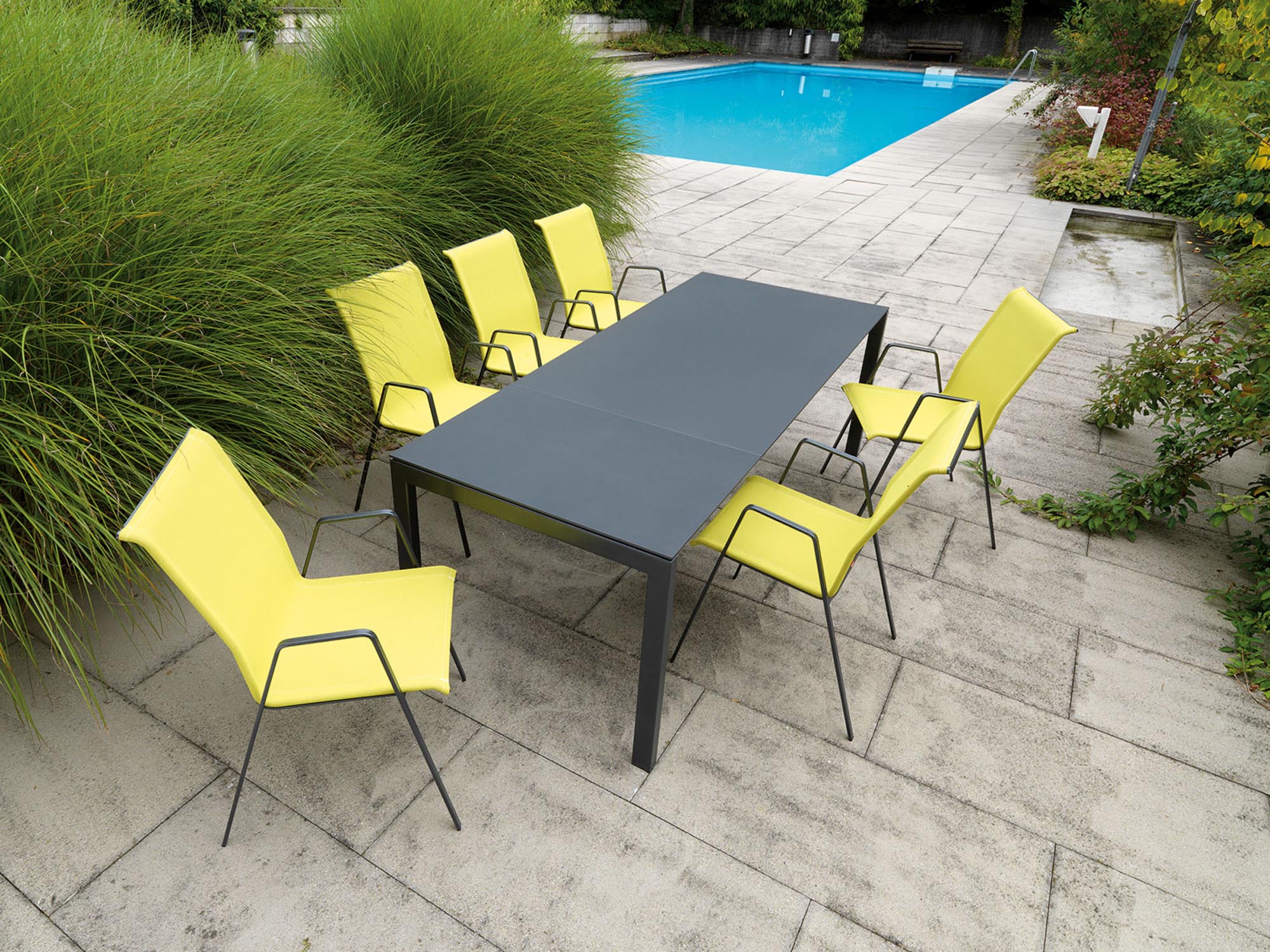 Eleganter und robuster Fiberglastisch Luzern, ausziehbar von 220 auf 280 cm, ideal für gesellige Anlässe im Freien.