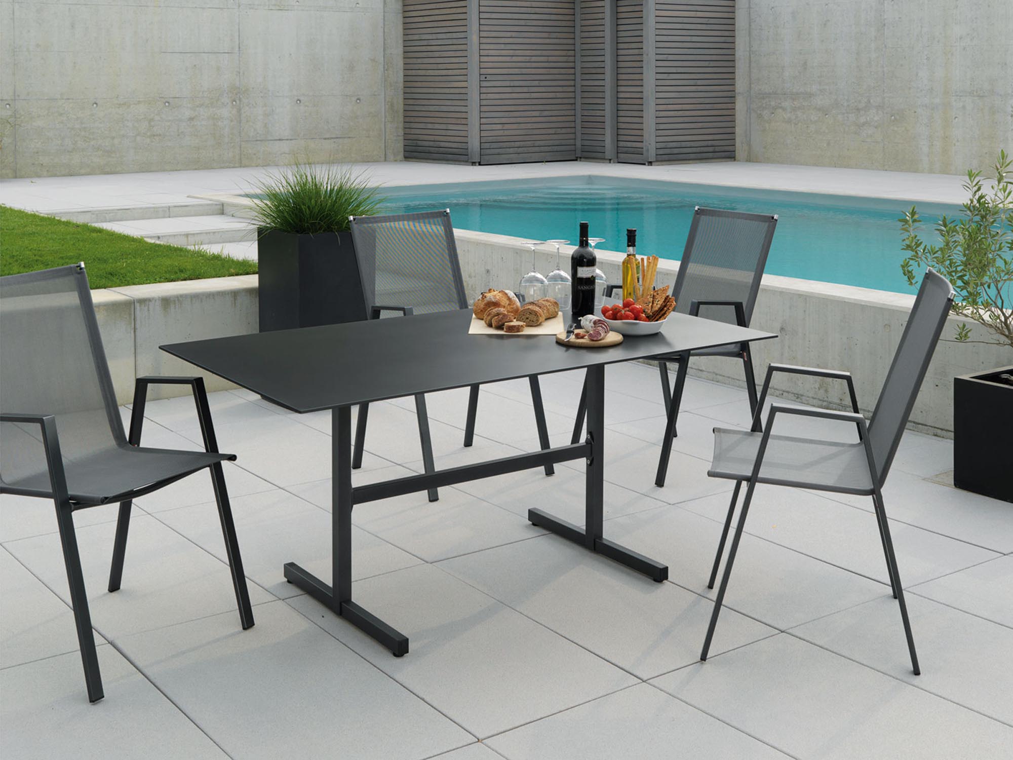 Eleganter, klappbarer Luzern Gartentisch aus wetterfesten Glasfasern, UV-beständig, langlebig, Swiss Made, vielseitig, stilvoll für Ihren Garten.