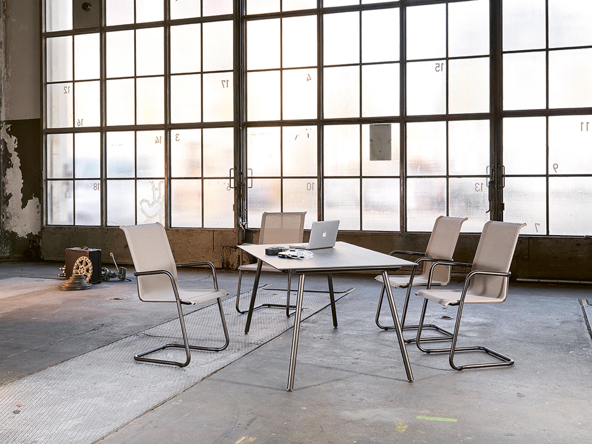 Fiberglastisch Locarno: Wetterfestes Design für moderne Aussenbereiche.