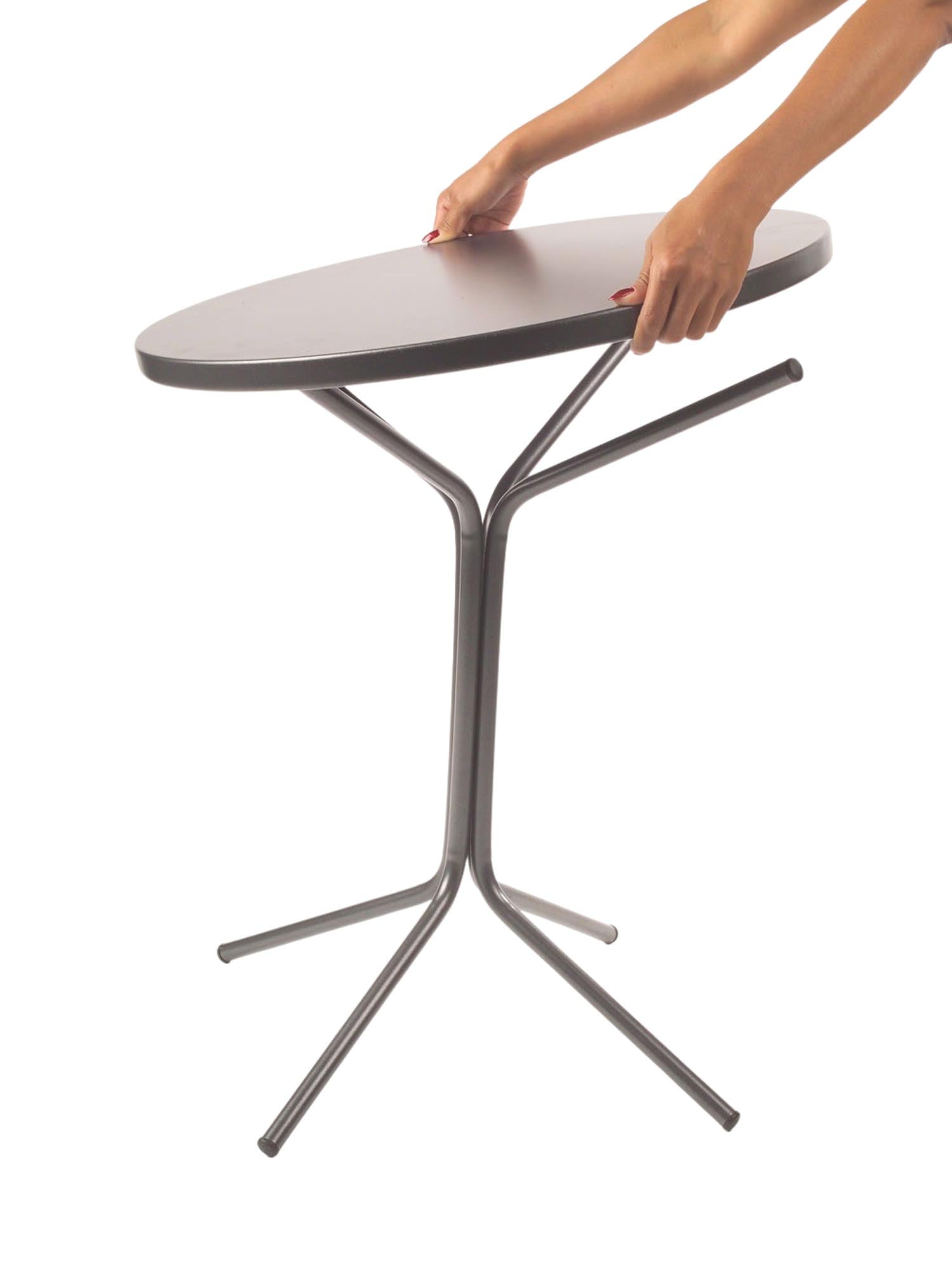 Eleganter PIX Metall-Beistelltisch mit Ø54 cm, ideal für den Außenbereich. Robust und modern, verleiht er jedem Balkon oder Garten einen stilvollen Akzent.
