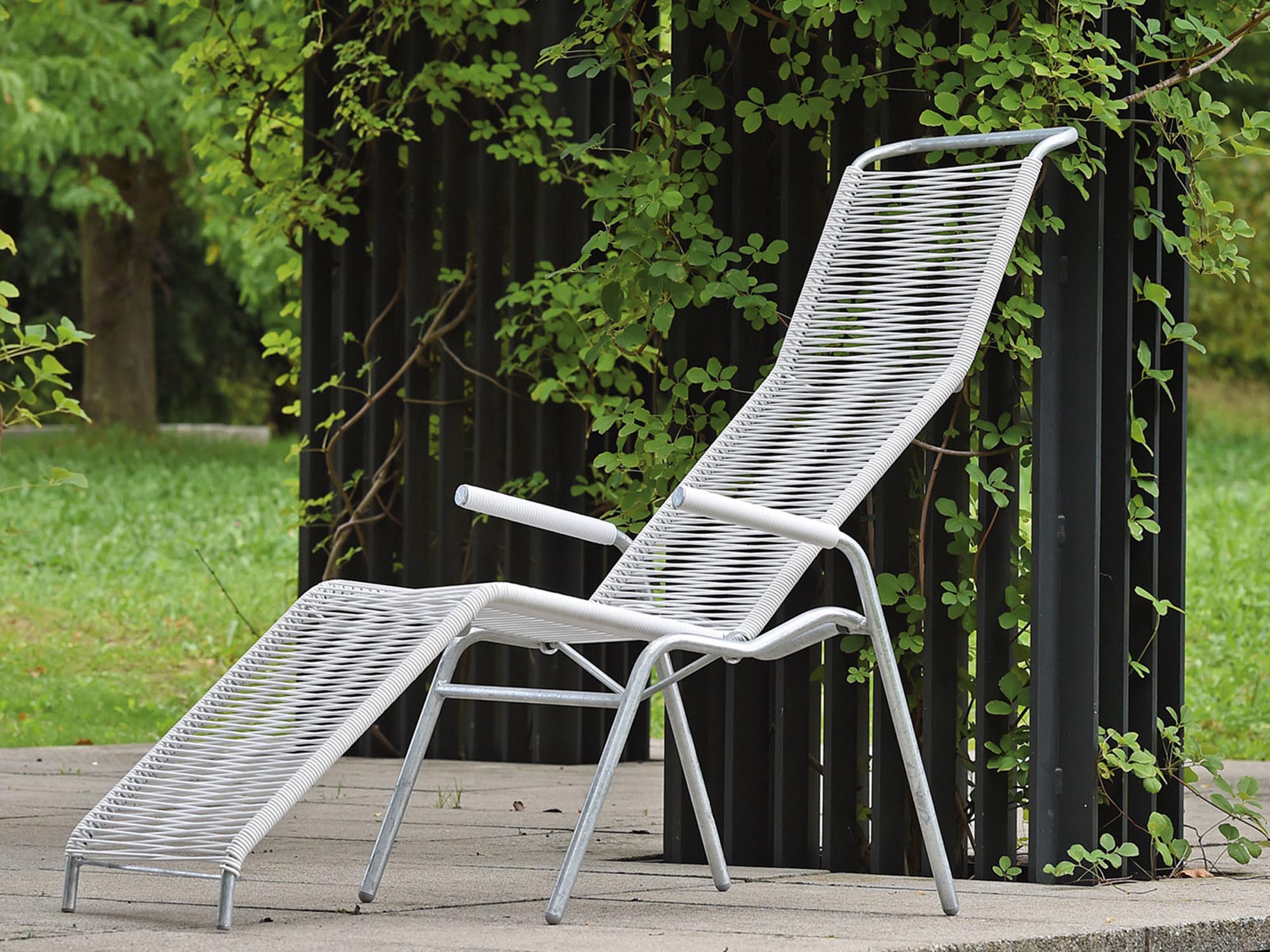 Eleganter Säntis Spaghetti Liegestuhl von Schaffner, ideal für entspannte Stunden im Freien. Robust und wetterbeständig, für jeden Außenbereich geeignet.