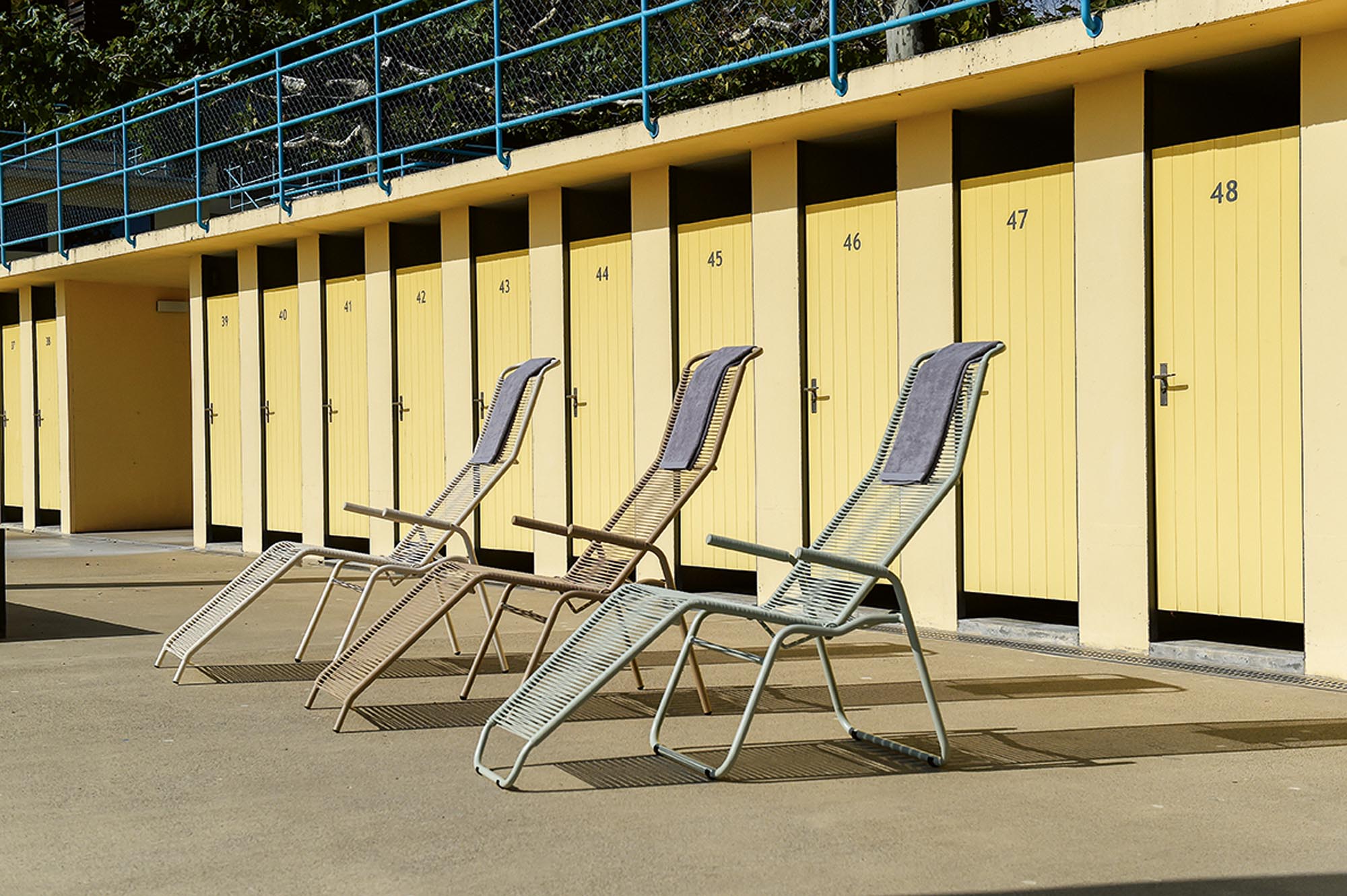 Entspannen Sie stilvoll mit der Brissago Spaghetti Liege von Schaffner – der perfekte Begleiter für sonnige Tage im Garten.
