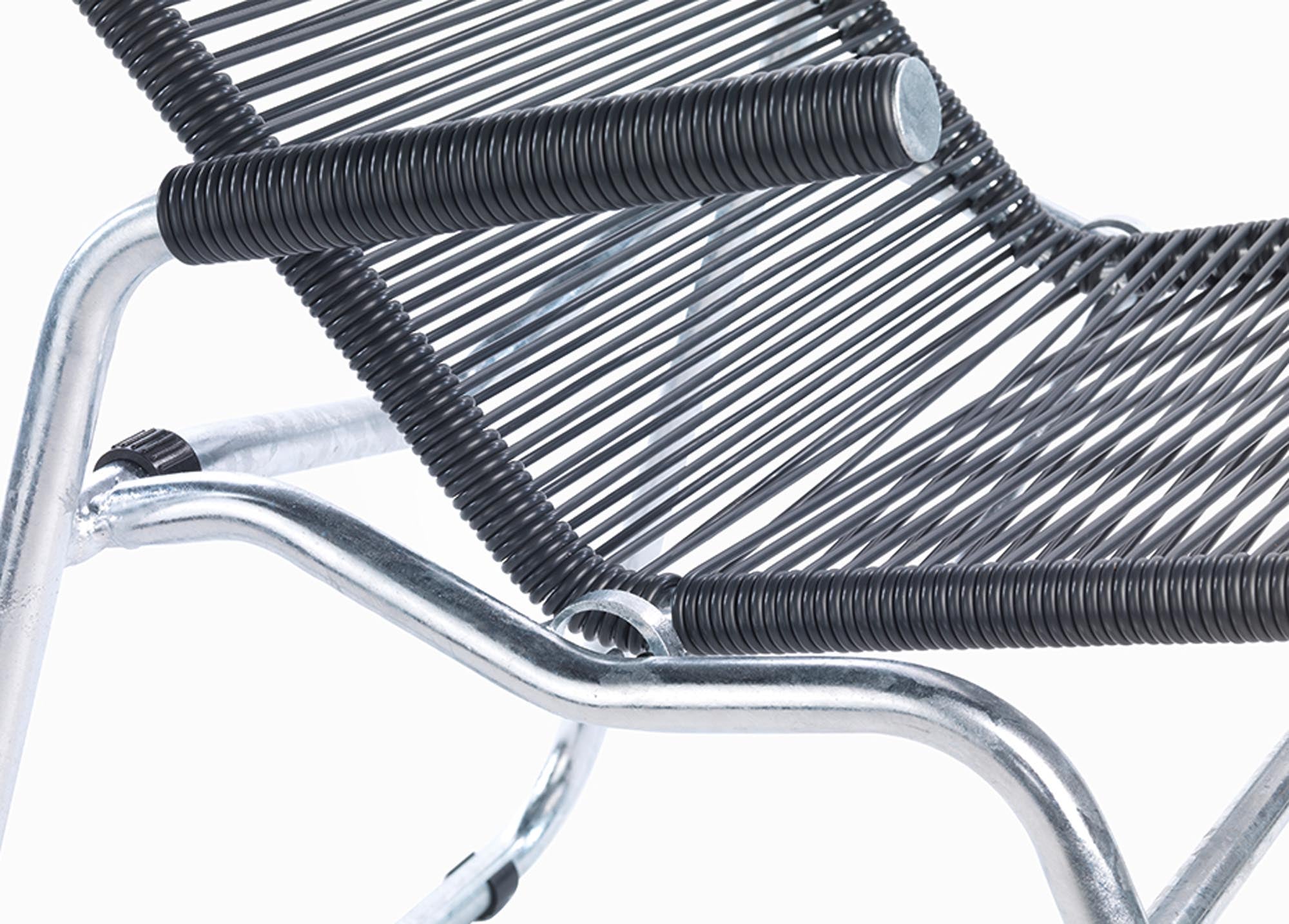 Liege Brissago Spaghetti in Anthrazit präsentiert im Onlineshop von KAQTU Design AG. Liegestuhl ist von Schaffner