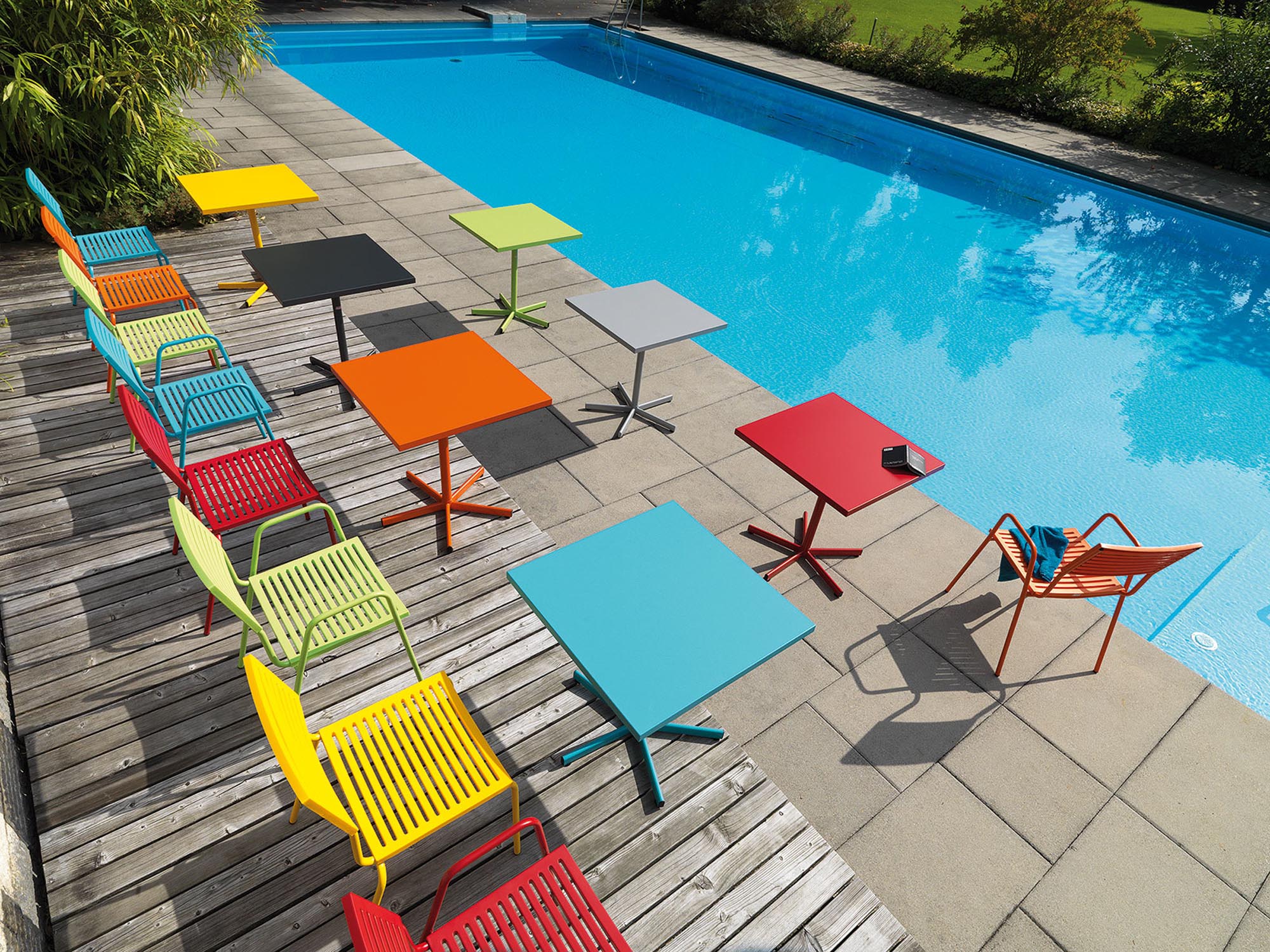 Moderner Bodensee Lamello-Gartenstuhl ohne Armlehne aus Schweizer Handwerkskunst. Wetterfest, langlebig, pflegeleicht und in vielfältigen Farben erhältlich.