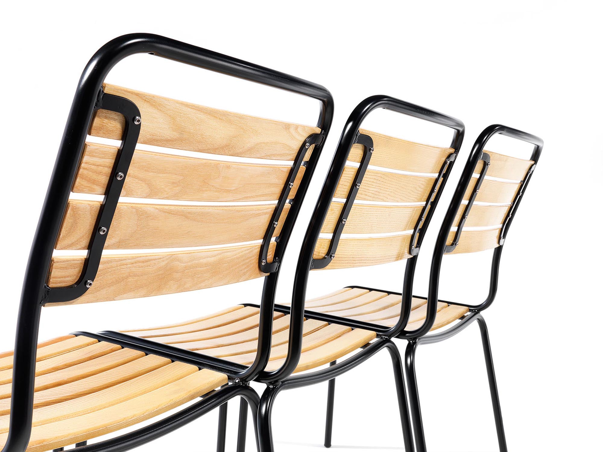 Rigi Holzlatten-Gartenstuhl ohne Armlehne in Natur geölt / Schwarz präsentiert im Onlineshop von KAQTU Design AG. Gartenstuhl ist von Schaffner