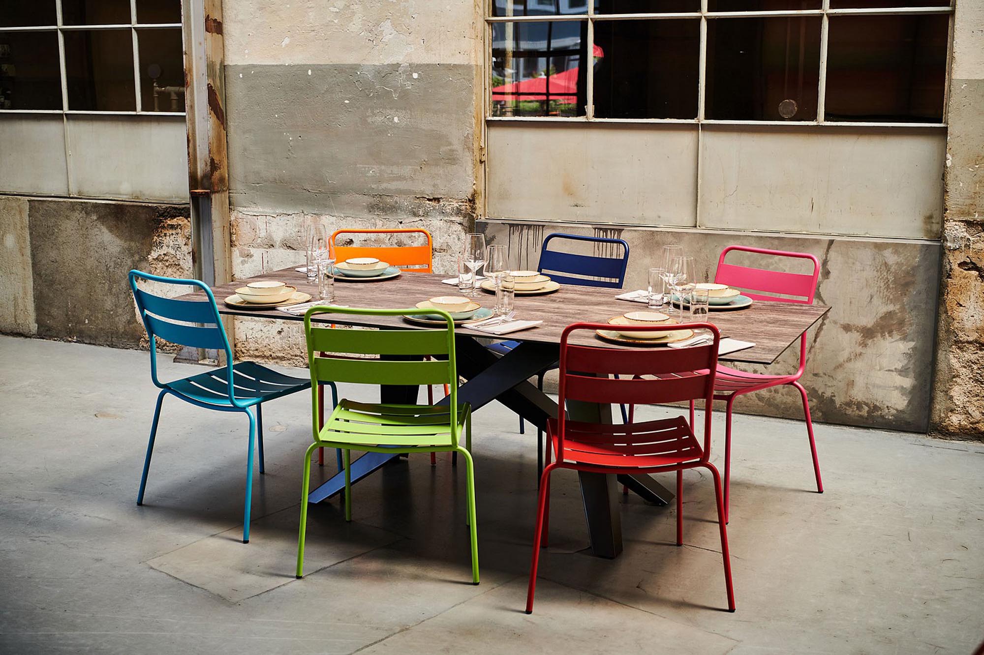 Entdecken Sie den Stuhl Glarus von Schaffner: wetterbeständig, stapelbar und in 18 Farben erhältlich. Perfekt für Garten und Objektbereich!