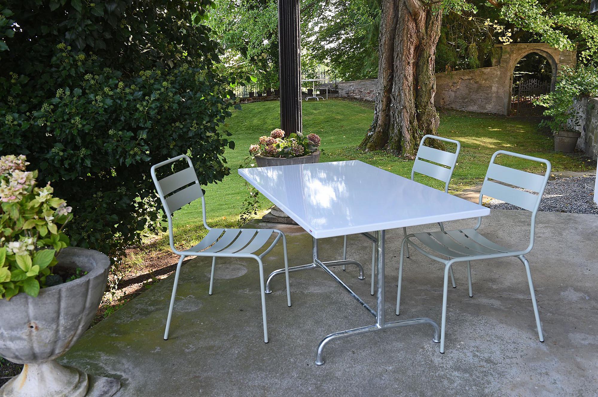 Glarus Ganzmetall-Gartenstuhl ohne Armlehne, wetterfest, UV-beständig, langlebig, Schweizer Qualität, pflegeleicht, vielseitig für Garten & Gastronomie.