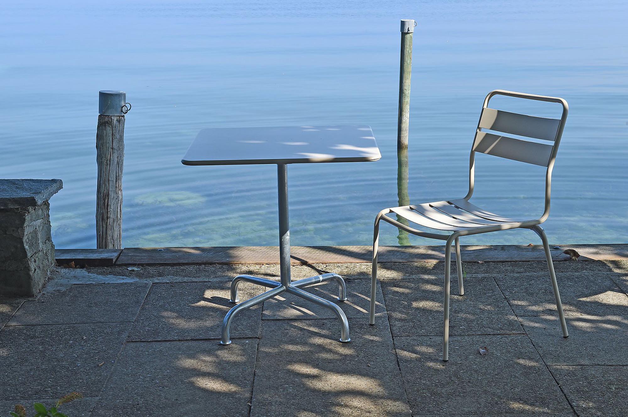 Robuster Glarus Metall-Gartenstuhl ohne Armlehne, wetterfest, UV-beständig, langlebig, Schweizer Qualität, pflegeleicht, vielseitig für Garten & Gastronomie.