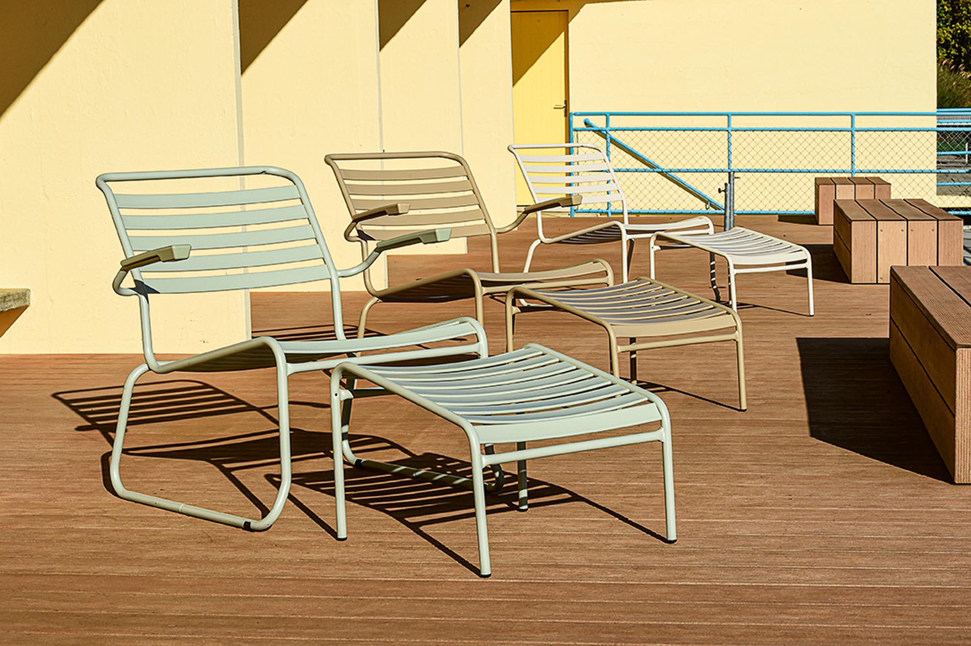 Stilvoller Kufen-Lounger «Säntis» mit Armlehnen von Schaffner. Robust, wetterfest und ideal für Garten und Balkon. Ein echter Blickfang!