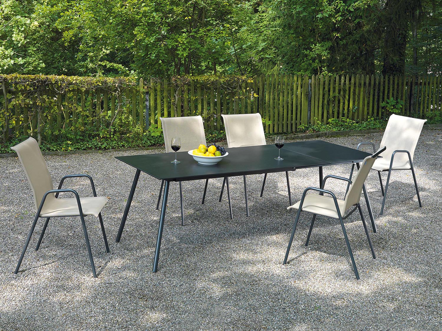 Locarno Textil-Gartenstuhl mit Armlehne in Cremebraun präsentiert im Onlineshop von KAQTU Design AG. Gartenstuhl mit Armlehnen ist von Schaffner