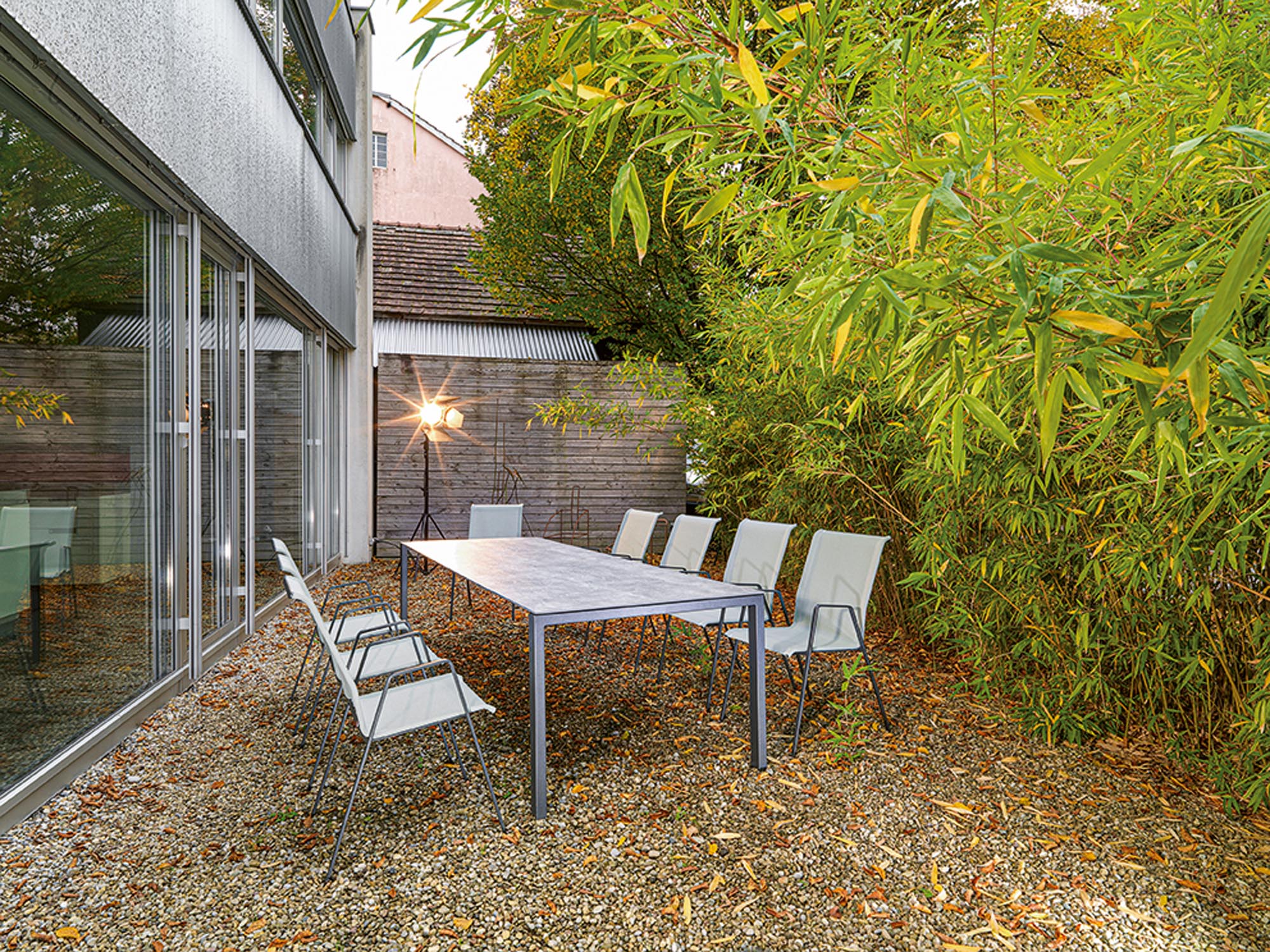 Eleganter Luzern Gartenstuhl mit Armlehne, wetterfest, atmungsaktiv, ergonomisch, langlebig und in der Schweiz gefertigt – perfekt für stilvollen Outdoor-Komfort.