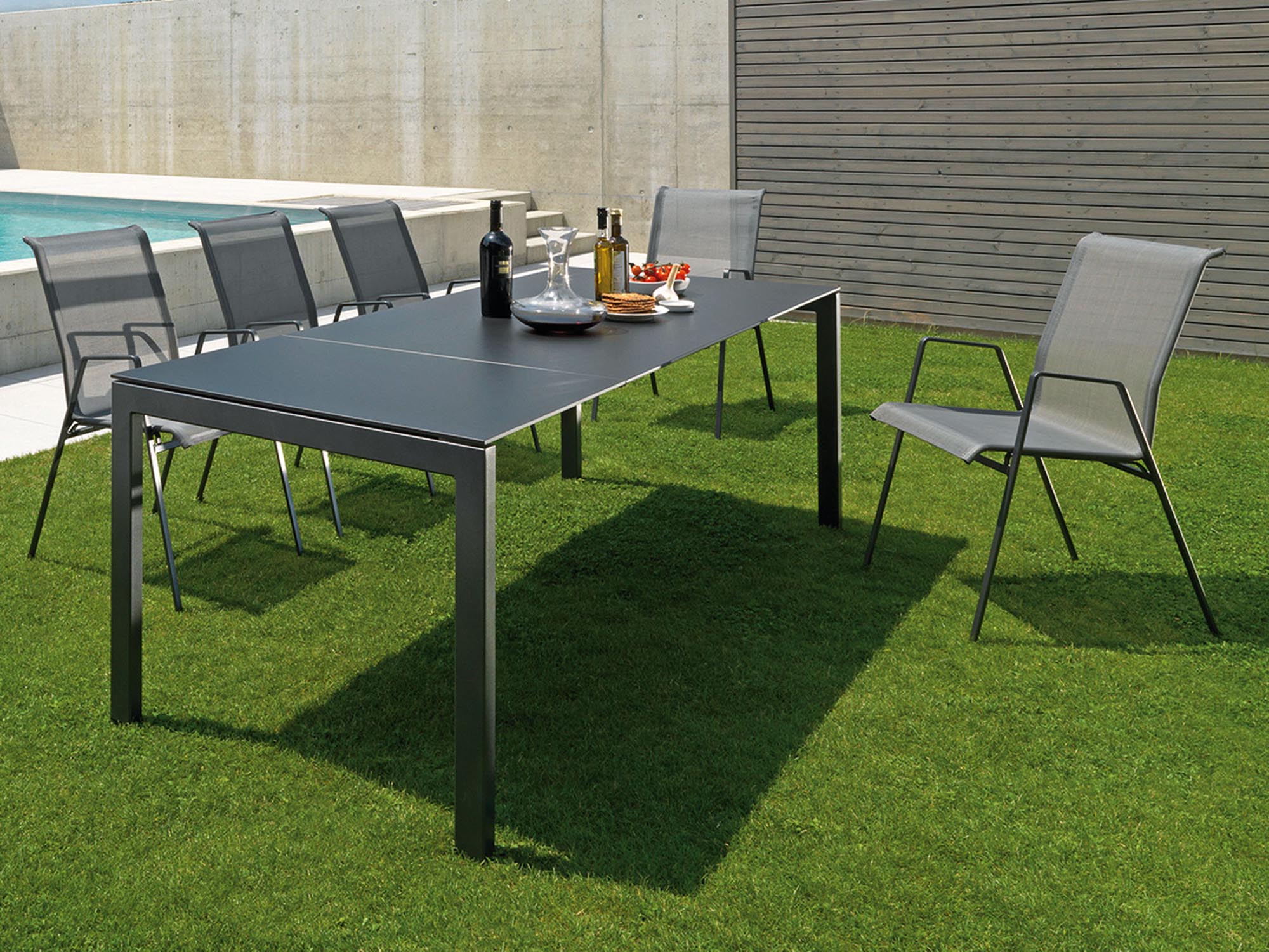 Luzern Textil-Gartenstuhl mit Armlehne in Sand präsentiert im Onlineshop von KAQTU Design AG. Gartenstuhl mit Armlehnen ist von Schaffner